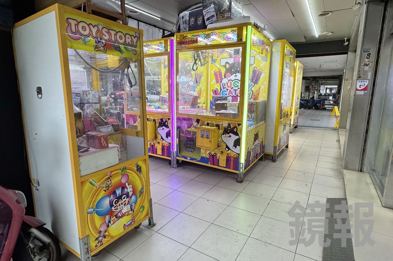 娃娃機店家調閱監視器發現，竟然有人用磁鐵吸附商品，憤而提告。圖非事發地點。林建鋒攝