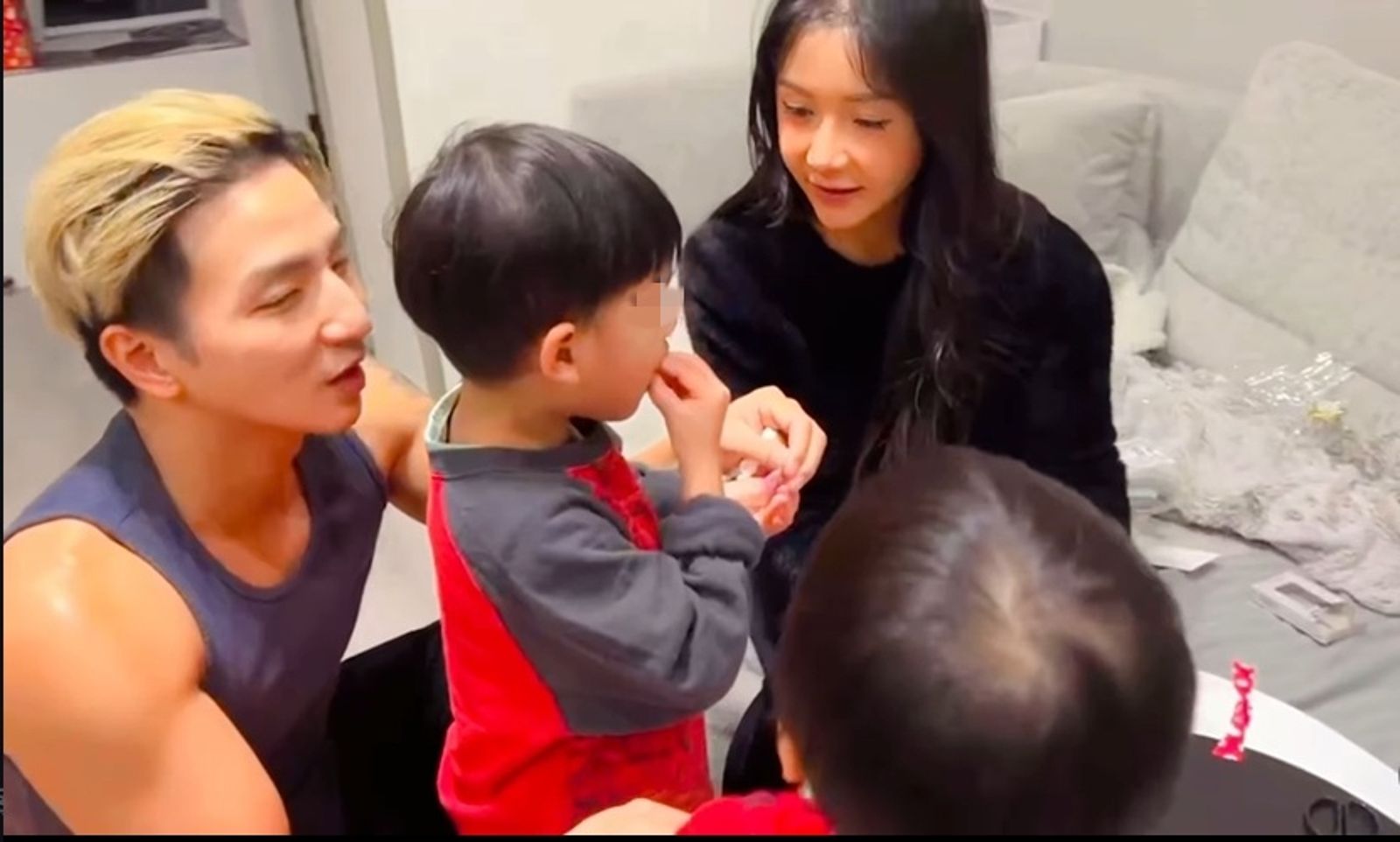 小煜(左)與言言離婚後,仍一起陪家人過節。翻攝IG @panaiyen