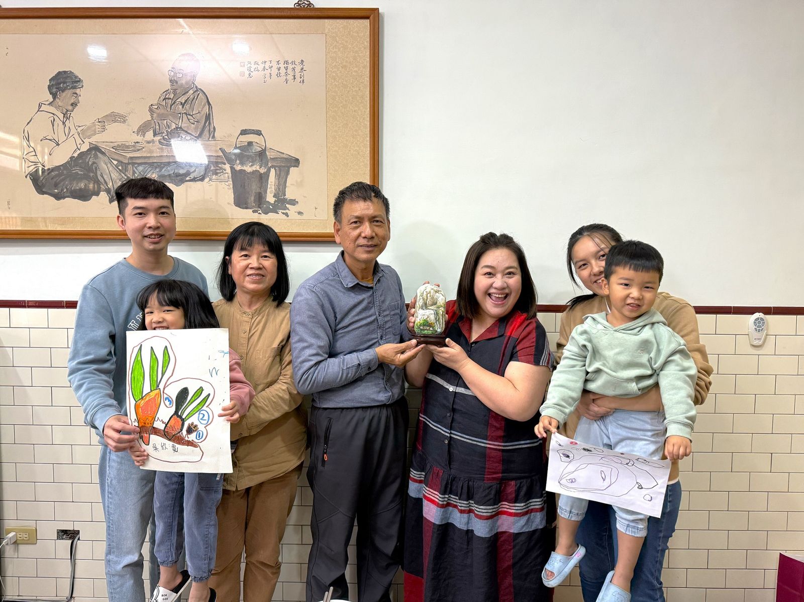 鍾欣凌（右2）為《誰來晚餐16》拜訪三代同堂的聽障家庭。公視提供