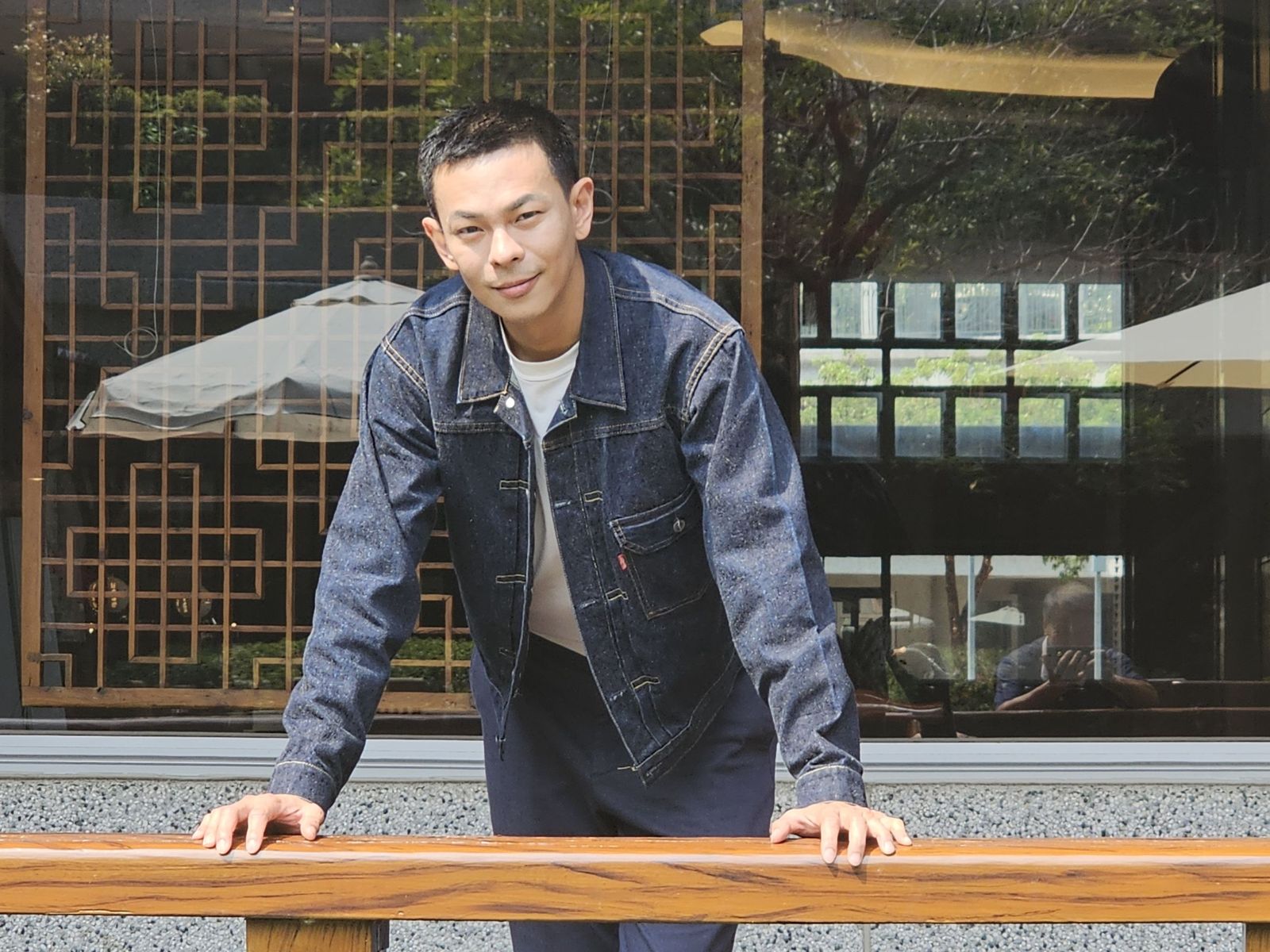 孫綻「自虐」沉浸式演出！下戲也把手銬、腳鐐掛身上　對父親跪地叩首大力到差點腦震盪