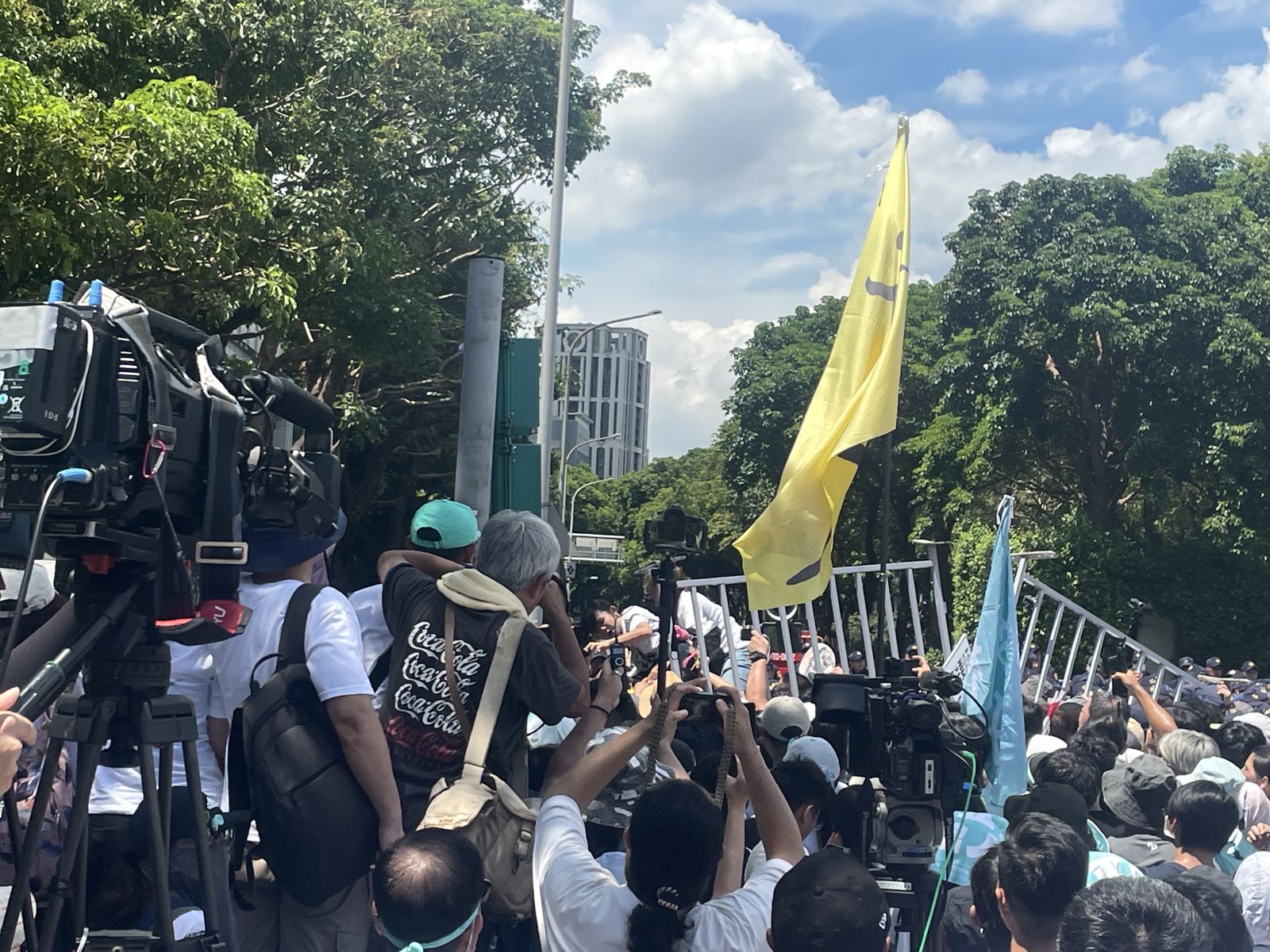 小草們不斷推擠,民眾黨發言人張彤也試圖翻越拒馬。(圖/陳凱貞攝)