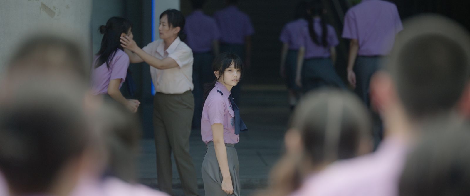 邵奕玫在《自殺通告》中飾演的若嫣生活過得十分焦慮，恰好跟她高中生活非常相似。本萃電影提供