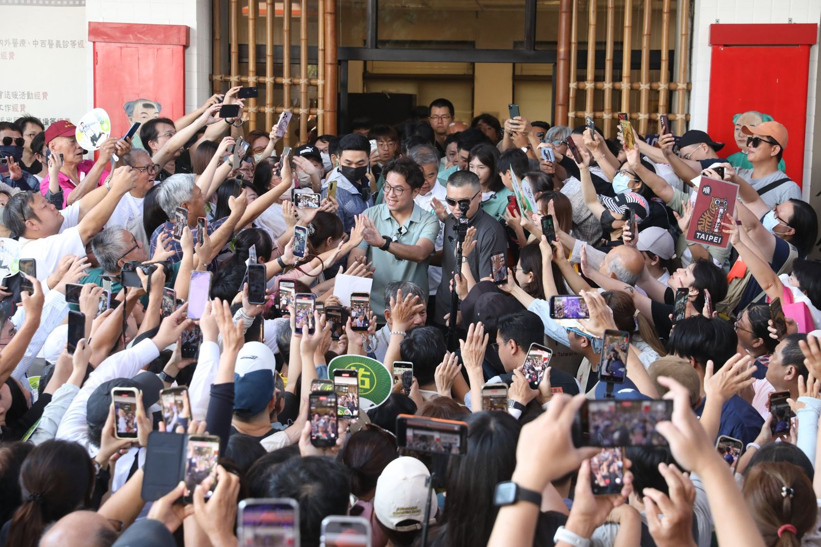 沈伯洋抵達台中首站至「藍營票倉」元保宮參拜。攝影林煒凱