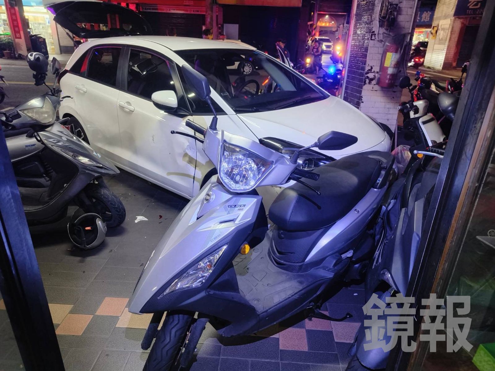 場多輛機車遭波及。警方提供_