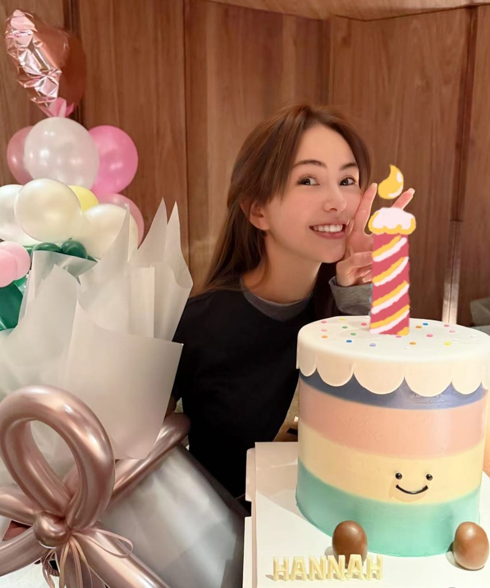 昆凌歡度32歲生日,周杰倫捧蛋糕為愛妻慶生。翻攝hannah_quinlivan IG