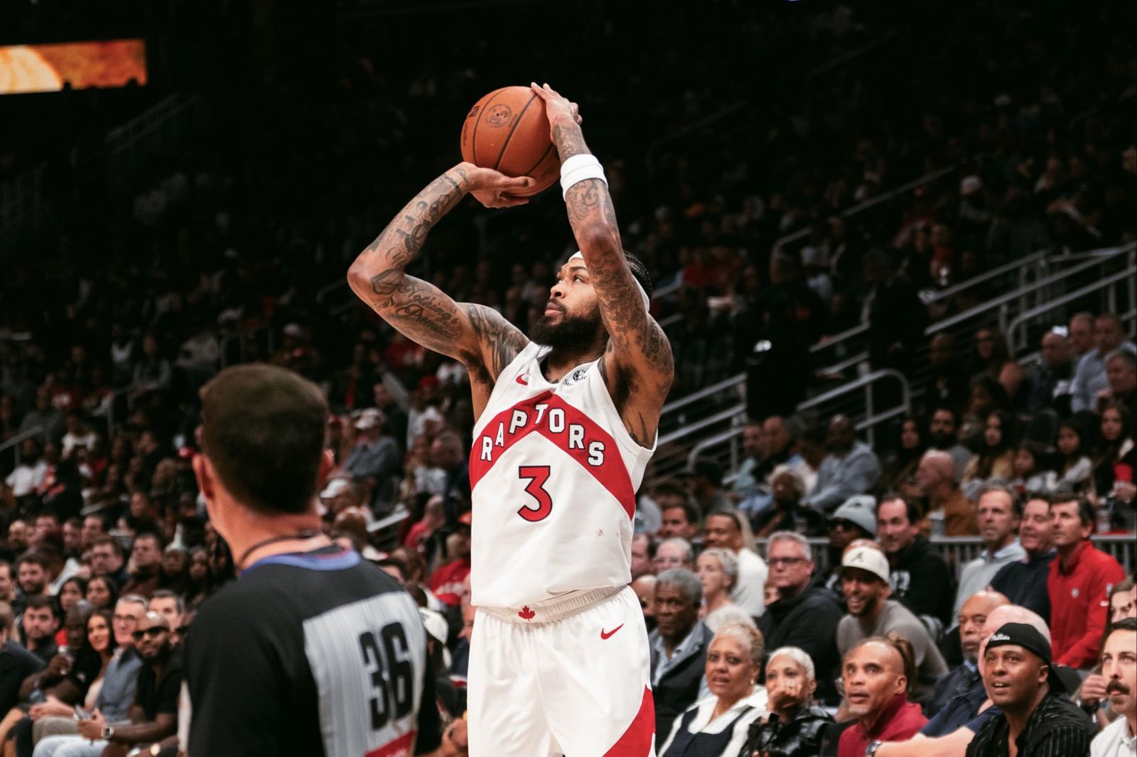 暴龍前鋒Ingram情緒失控 場邊怒砸水瓶擊中清潔人員