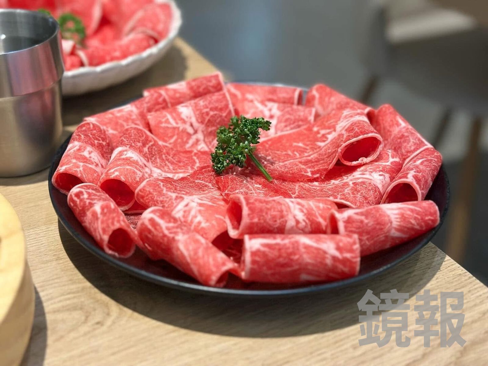 「美國頂級熟成板腱牛肉」涮到5分熟,甜嫩多汁。(510元/份)