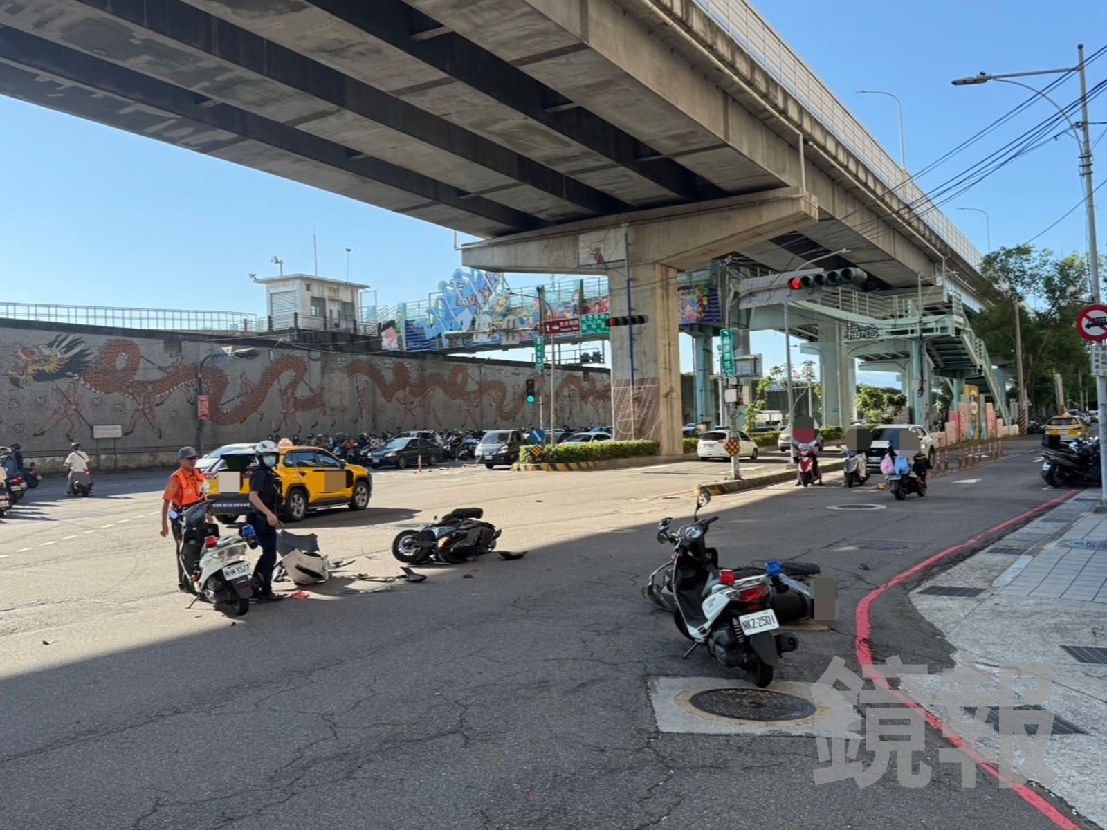 影/踩著六親不認的油門 三重女開車「直直撞」闖紅燈撞翻騎士繼續開