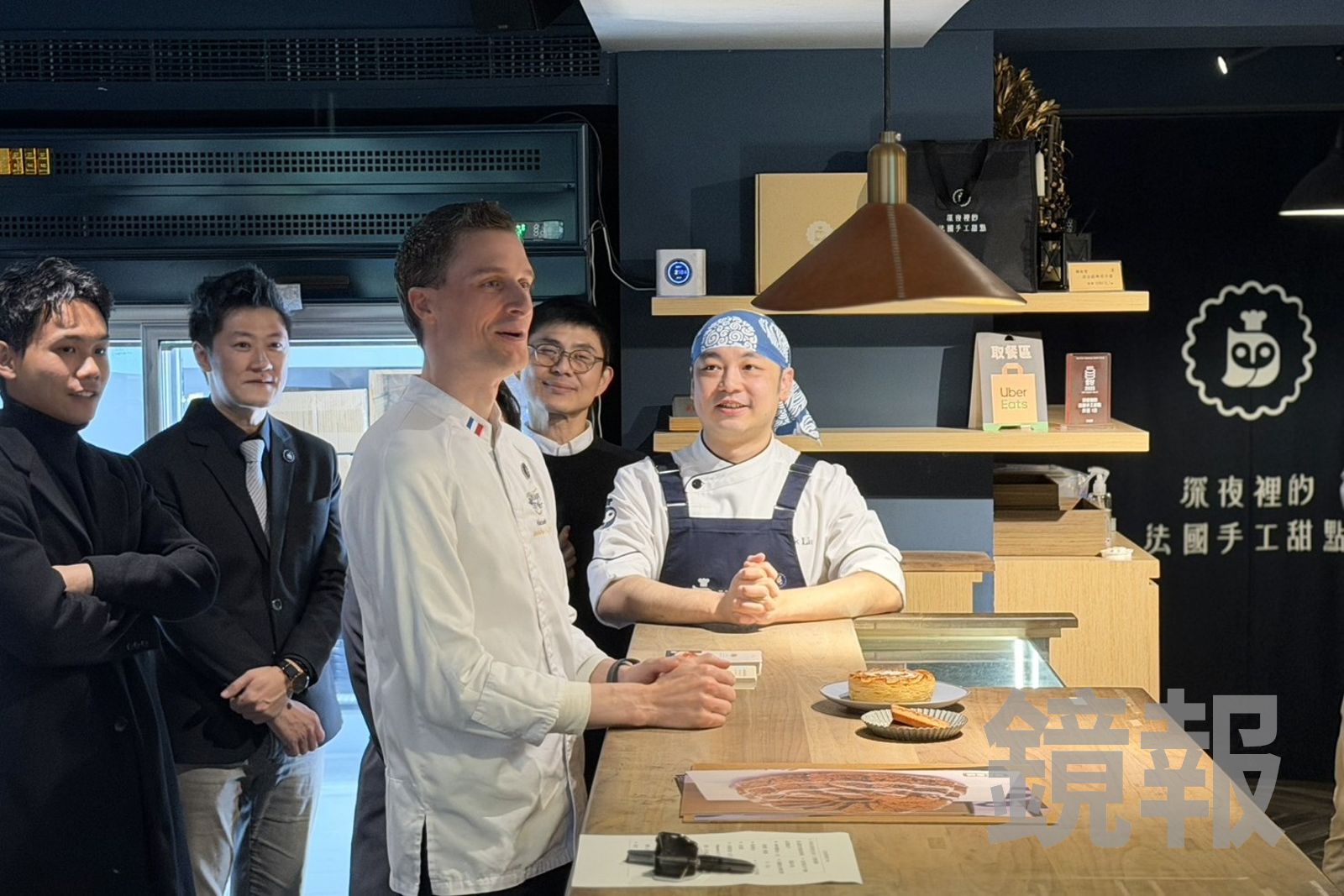 「深夜裡的法國手工甜點」主廚Rick（右1）特地與法國「依斯尼」品牌大使Alexis（左3）交流烘焙經驗。