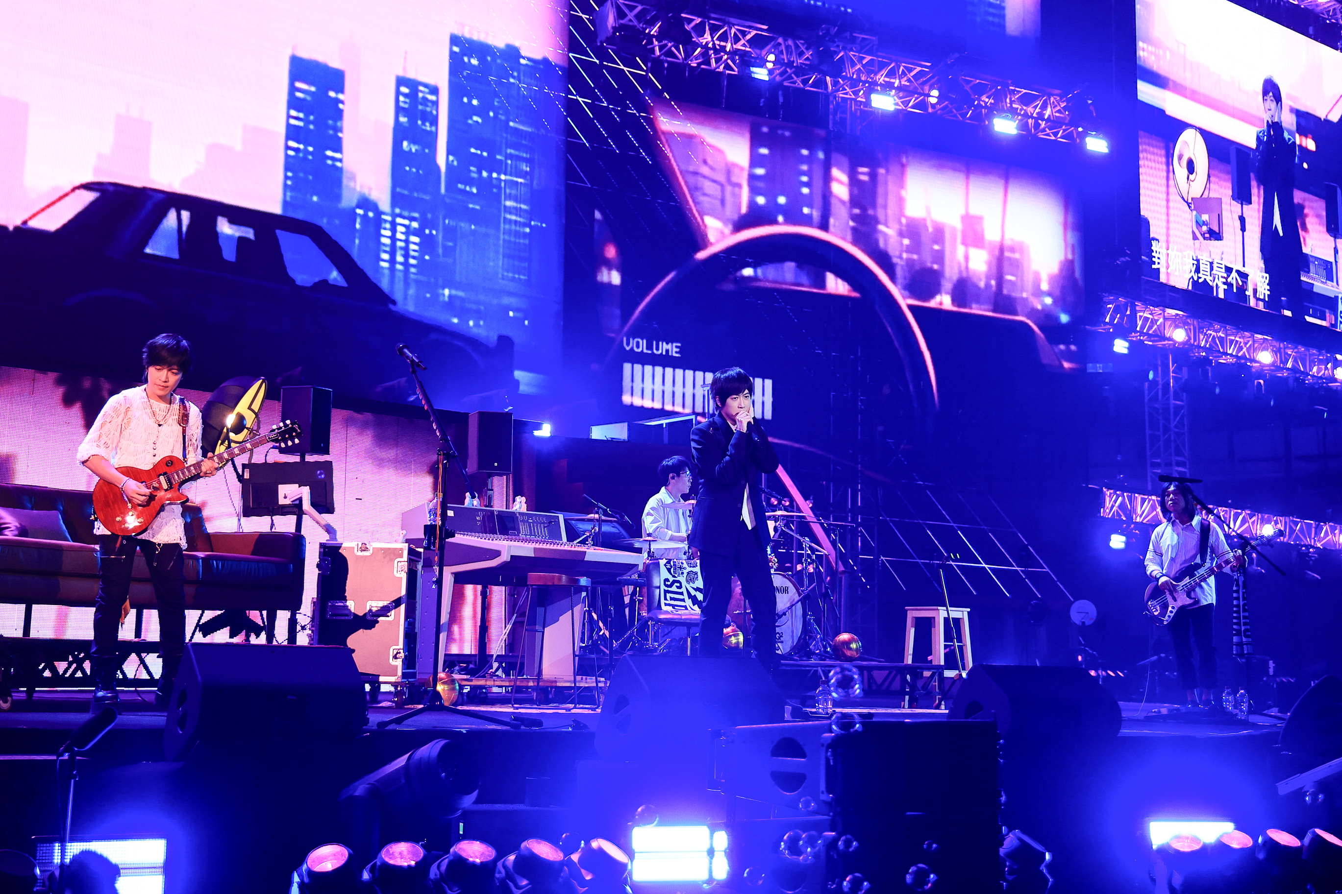 五月天為花蓮災民、鏟子超人打氣！暖獻「倔強」逼哭上萬歌迷