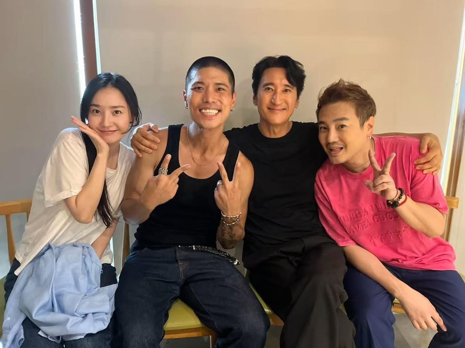 綠茶（右一）參與《懸賞令》拍攝。翻攝IG@junyoungrim_