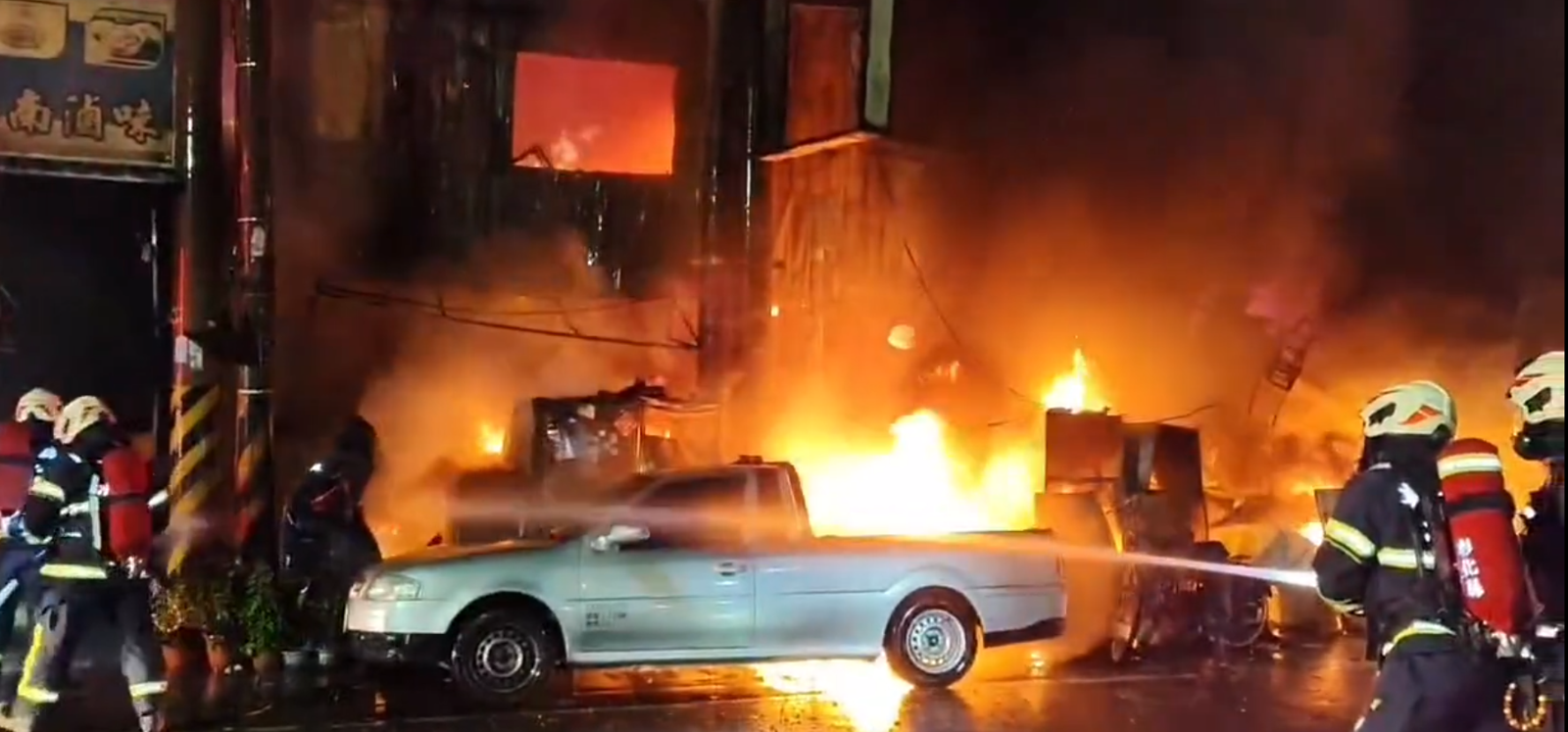 彰化田中商店街凌晨火警　電氣行、羊肉羹店陷入火海