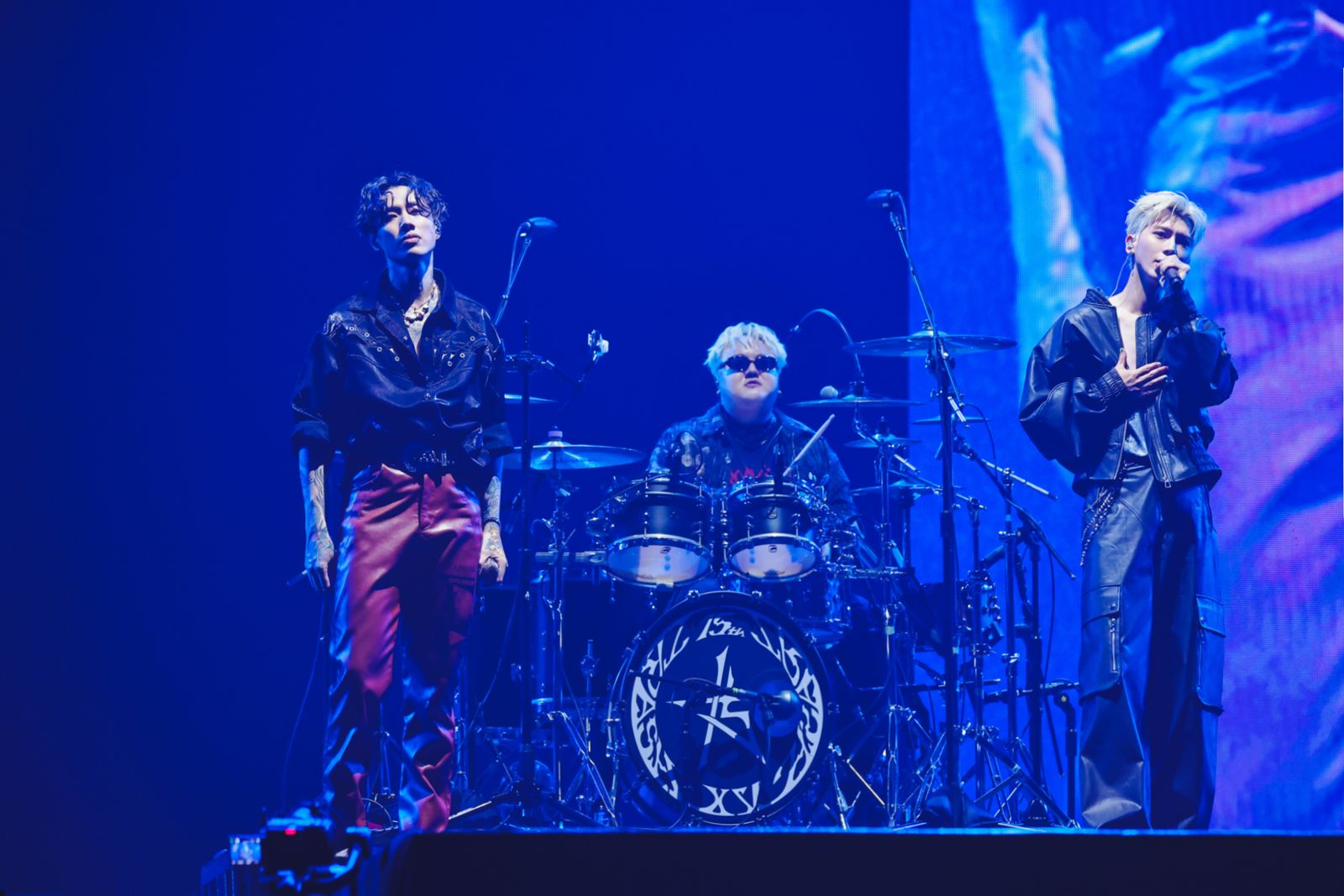 「TRASH」3日在高雄巨蛋舉辦演唱會，Bii（右）現身助陣。華納音樂提供