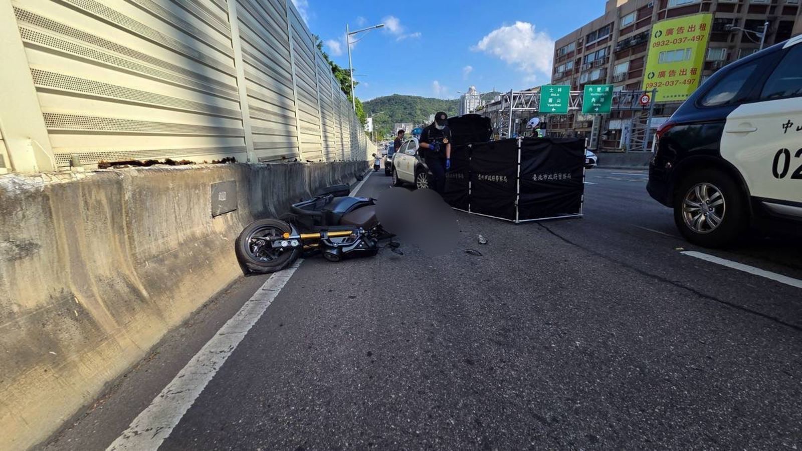 北市大直橋驚傳死亡車禍!砂石車變換車道撞機車 女騎士當場輾斃