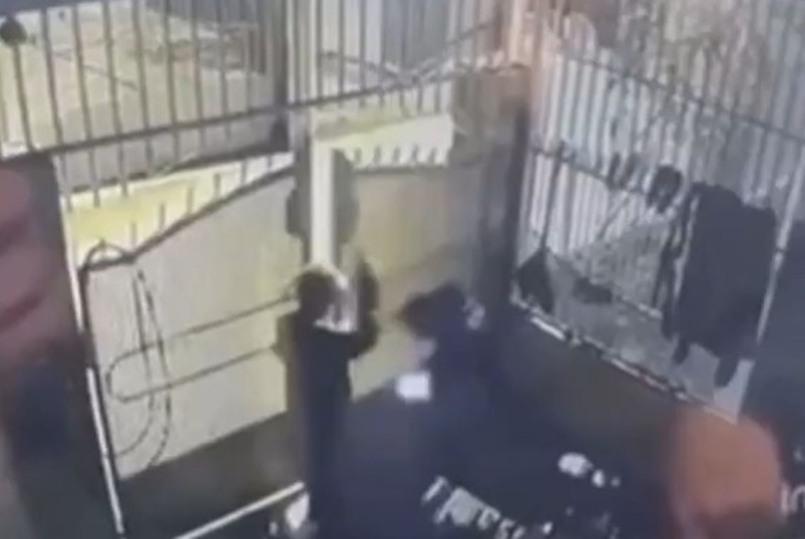 狠男鐵鎚血洗前任全家！還想對12歲兒動手…勇敢男童深夜開門「保住好友一命」