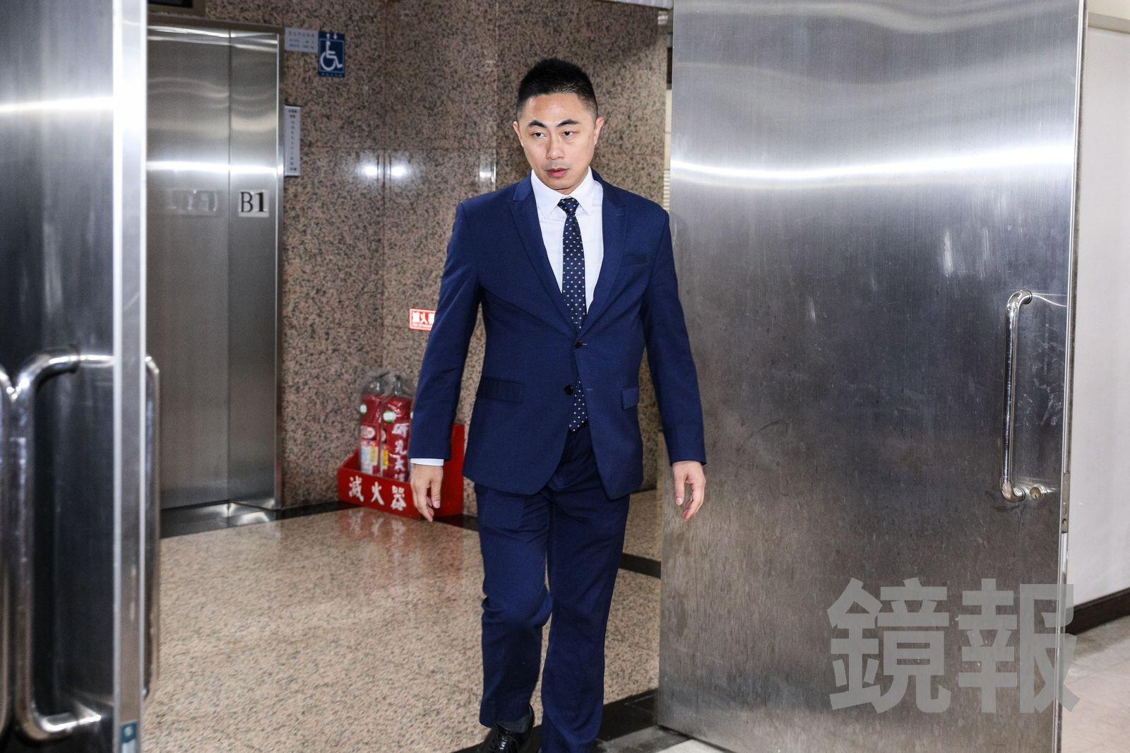台北地檢署主任檢察官曾揚嶺率隊調查局人員,前往陳雪生位於立法院的國會辦公室執行搜索。(圖/鄒保祥攝)