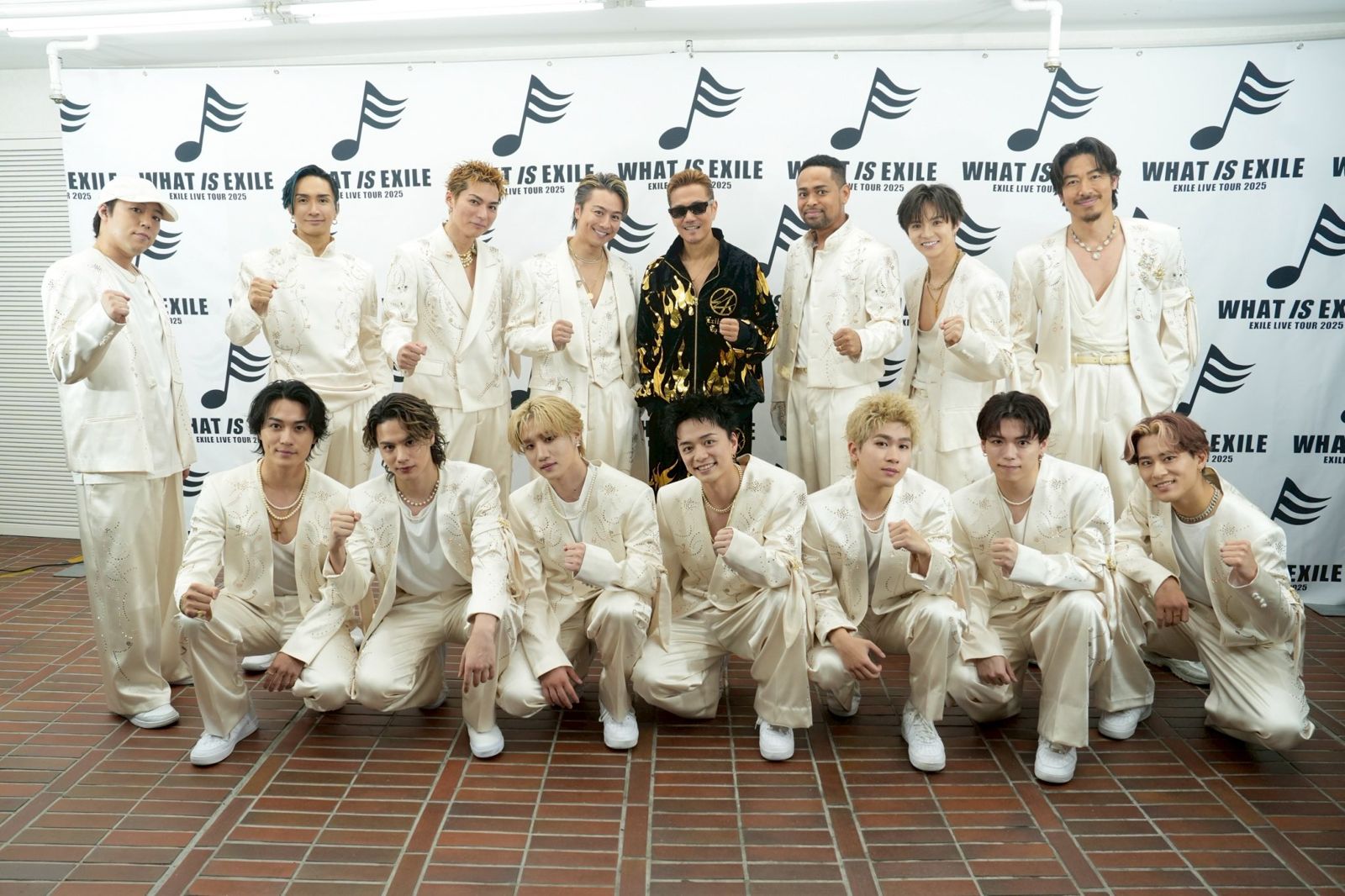 AKIRA（後排右）感性表示EXILE出道以來，一直將歌舞與各種娛樂表演巧妙融合，日後也將持續迎來新挑戰。翻攝X@EXILE_Staff
