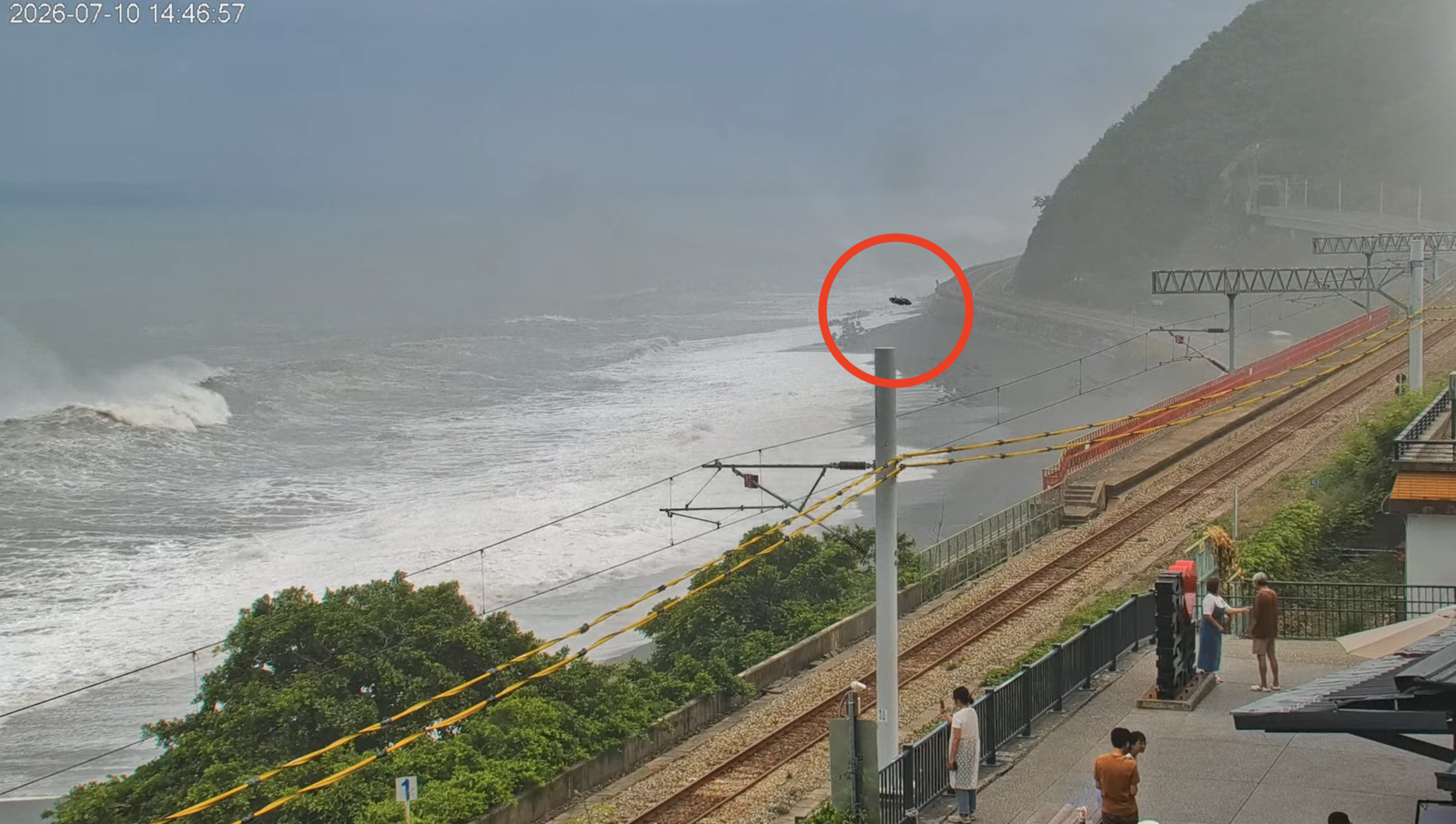 巴威暴風圈「數十個台灣大」!多良車站驚見空拍機闖軌道追風…網轟:罰百萬都算輕