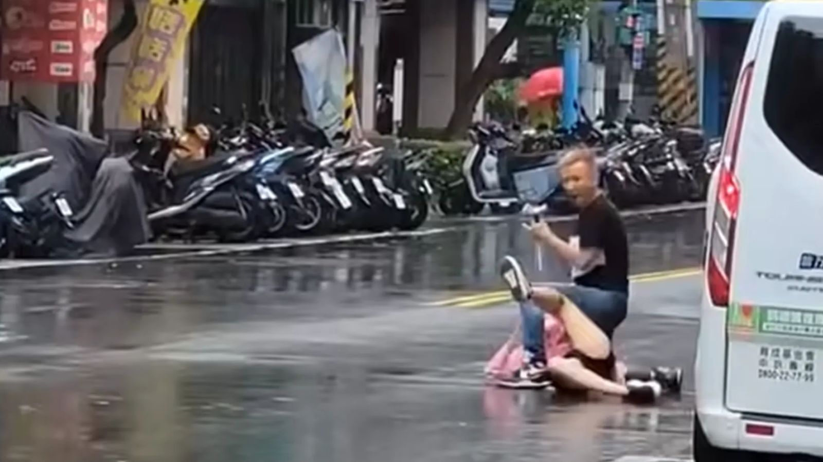 謝男今日上午犯下駭人聽聞的當街殺害妻子及小姨子的案件。翻攝畫面