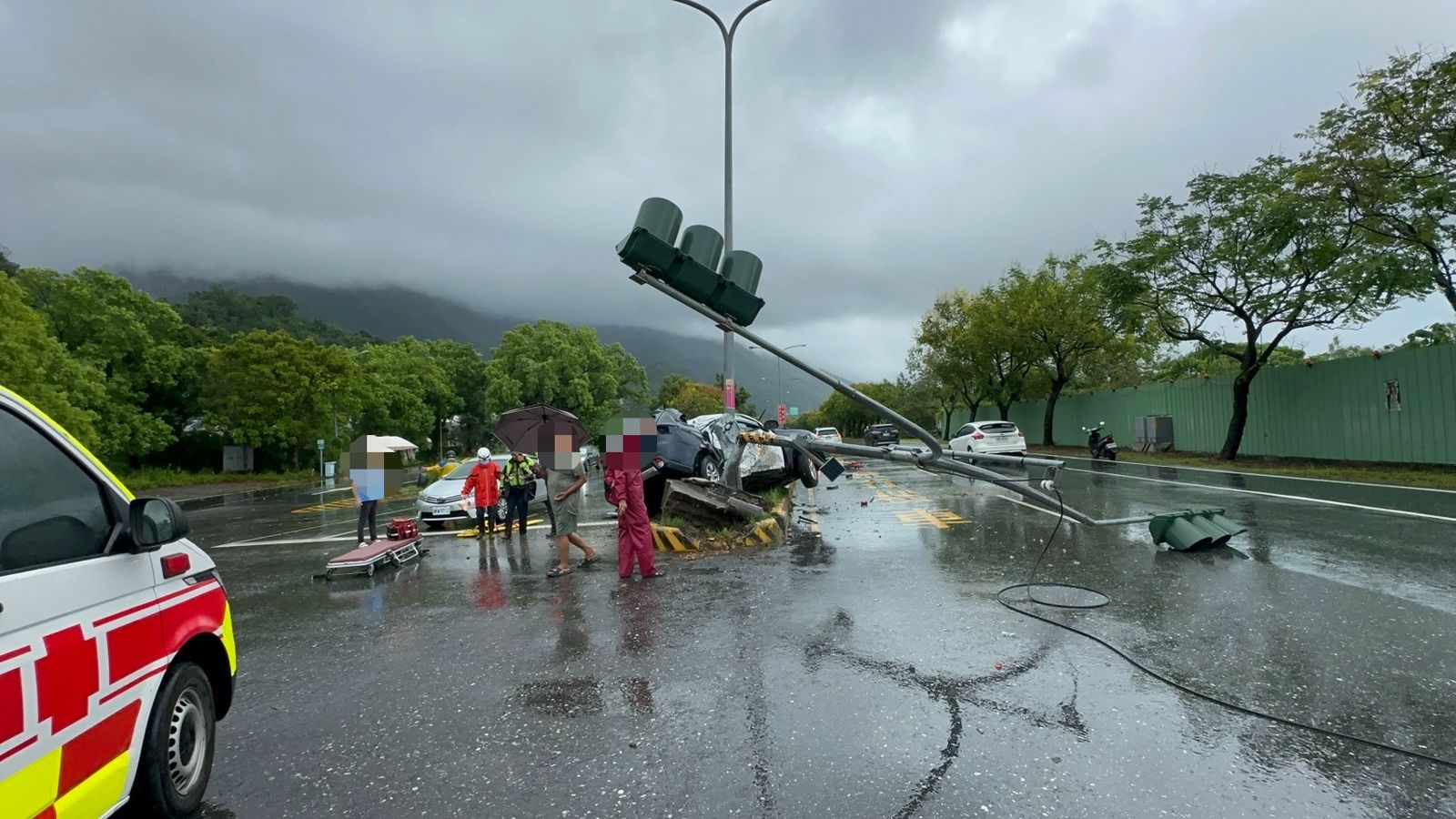 花蓮新城分局警車自撞，通緝犯不治。翻攝畫面