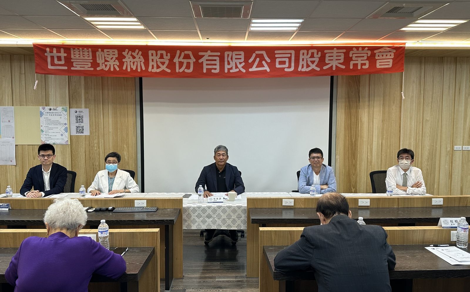 世豐董事長杜泰源（左三）、總經理陳駿彥（右二），在2025年股東常會中，通過2024年每股配發3.032元現金股利，股利配發率達85％。（世豐提供）