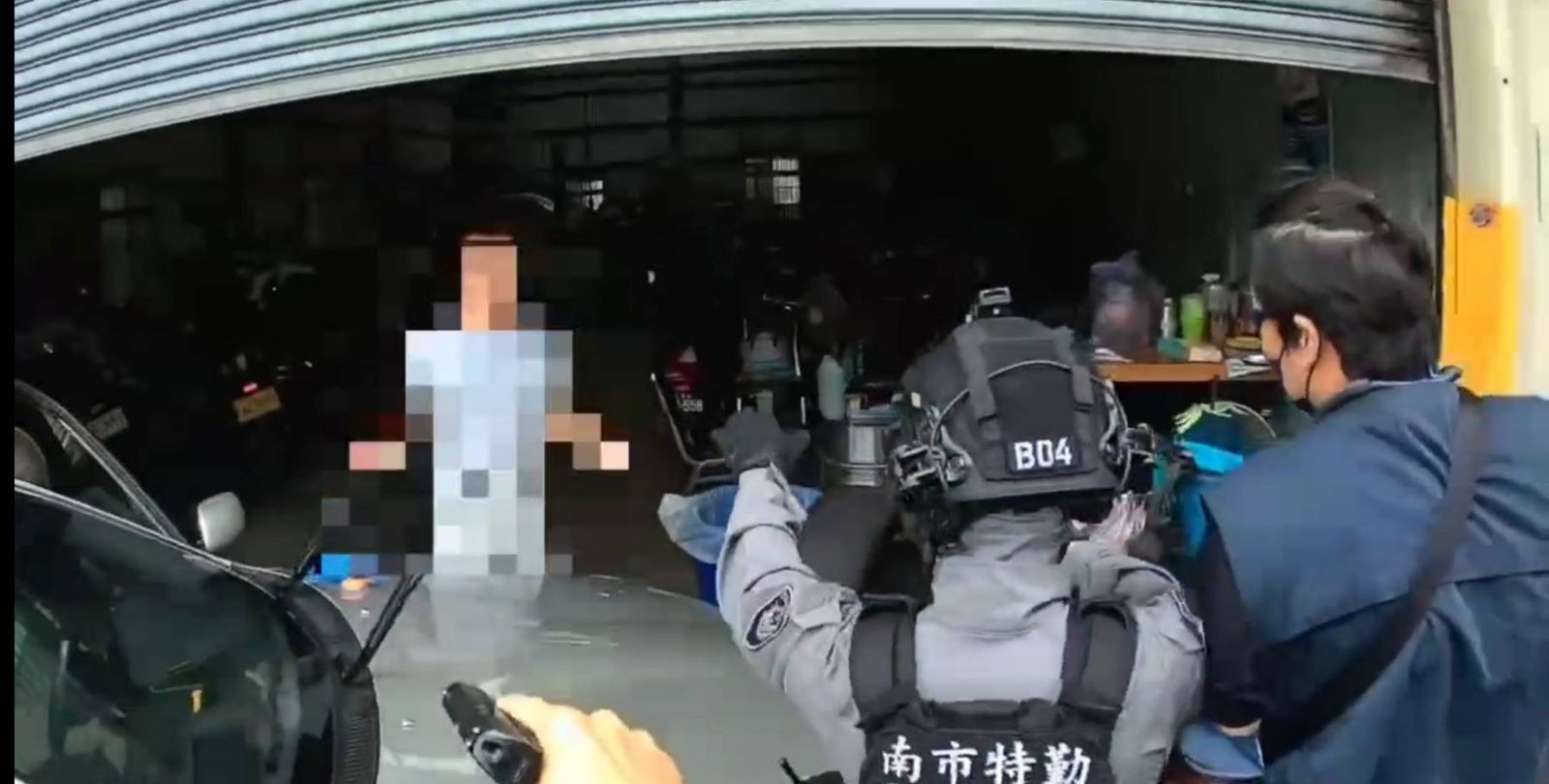 有片／修車廠掩護軍火庫遭南警特勤攻堅　搜出800 顆「星形貓飼料」竟是毒品卡西酮