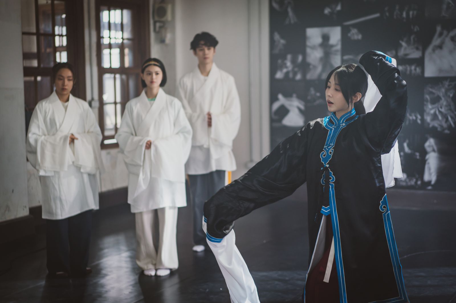 《啵me之我的青春住了鬼》邵雨薇（右起）教導顏廷儒、陳昱廷和李雪戲曲唱法和身段。風暴國際股份有限公司