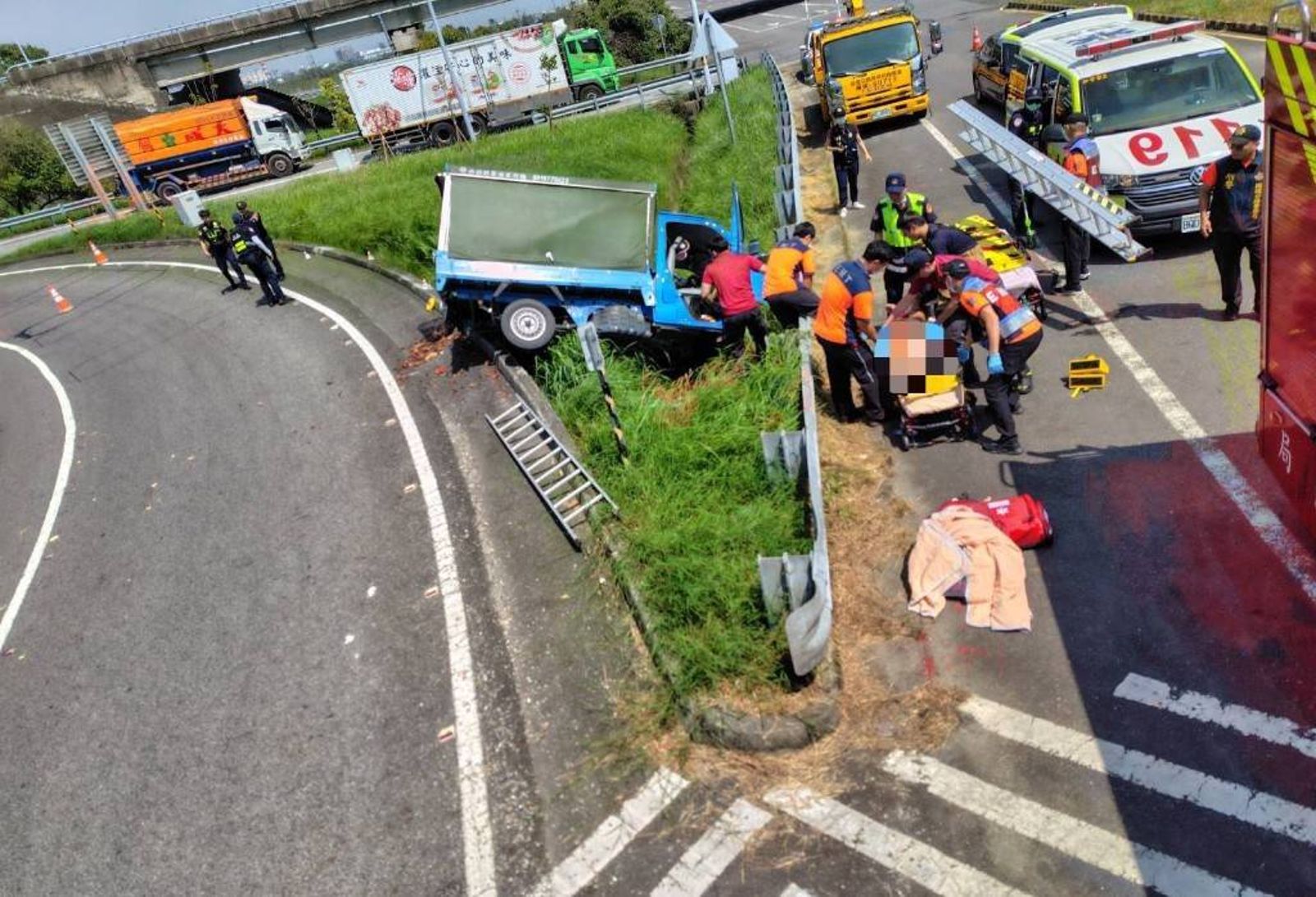 國3柳營交流道小貨車自撞分隔島　女乘客受傷男駕駛命危