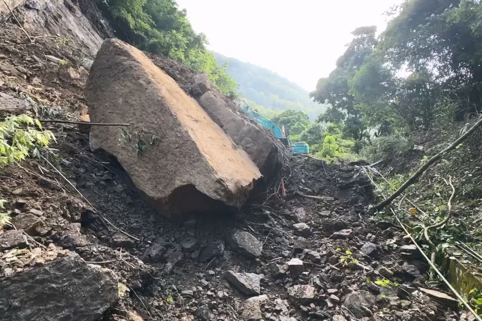 大塊巨石從邊坡崩落，清運相當耗費時間。民眾提供