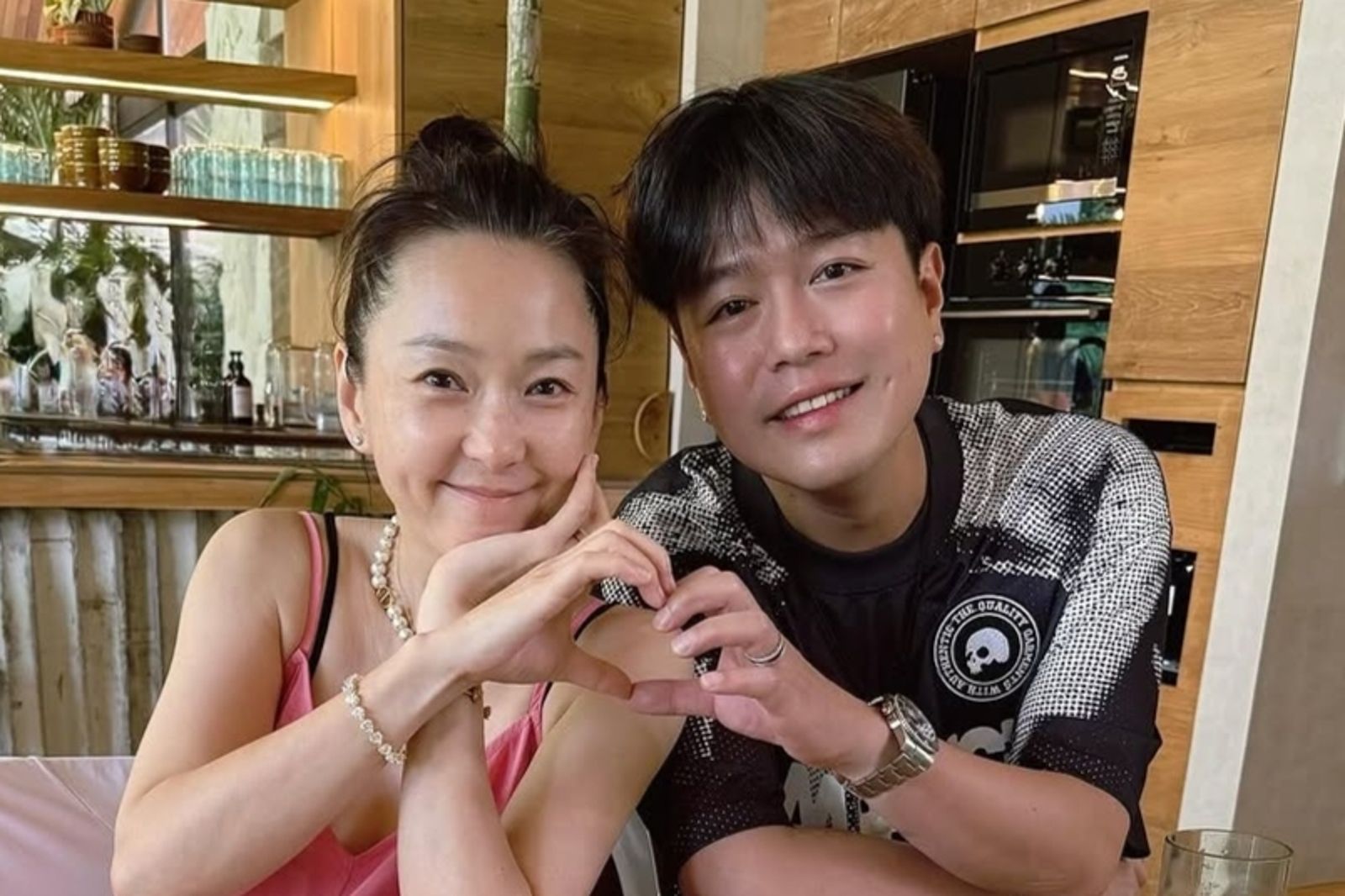 李易慘遭3度換角!六月「溝通電視台」內幕曝光 15年婚姻險陷危機
