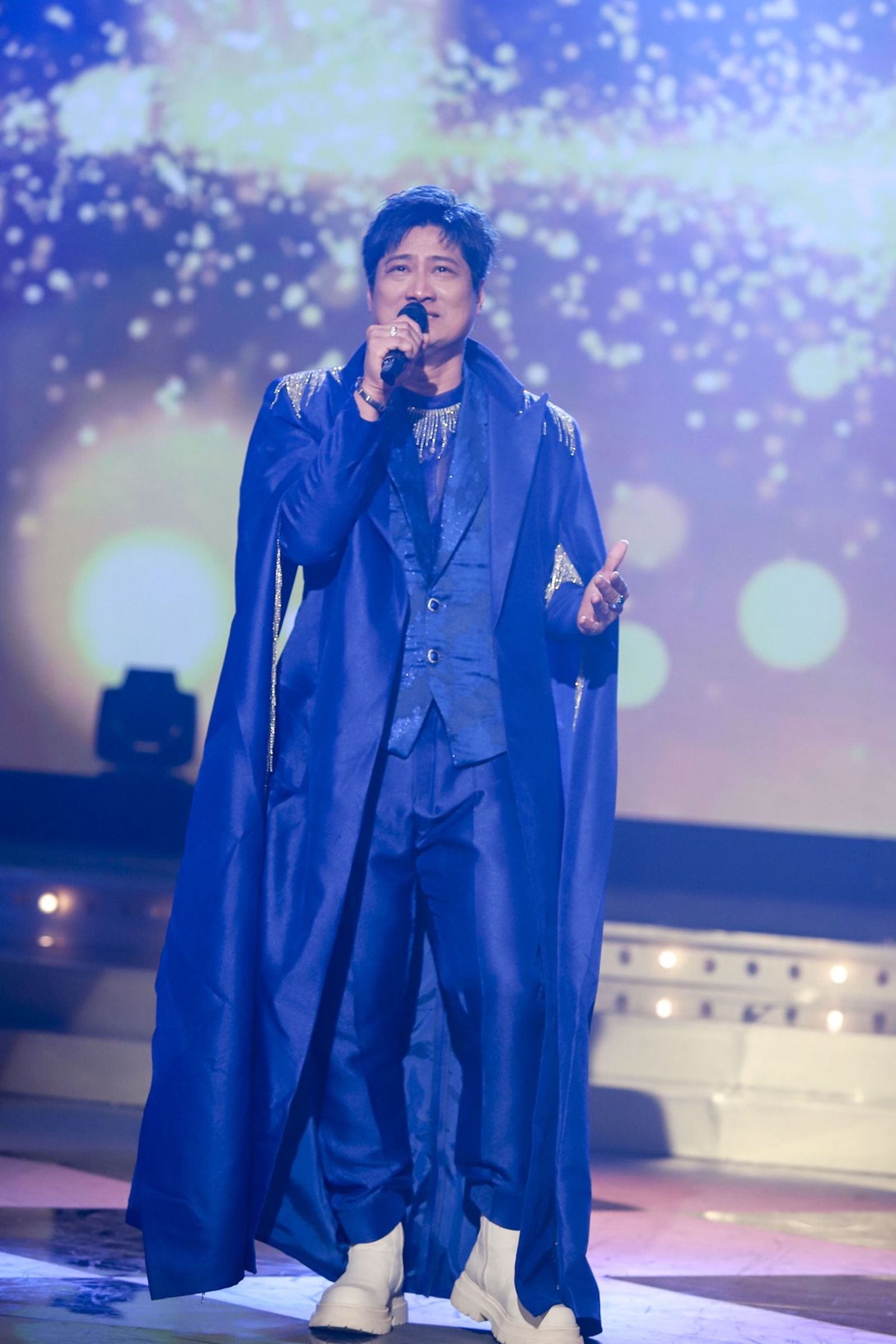 楊哲豪華秀服被形容像是馬來西亞拿督出巡。民視提供