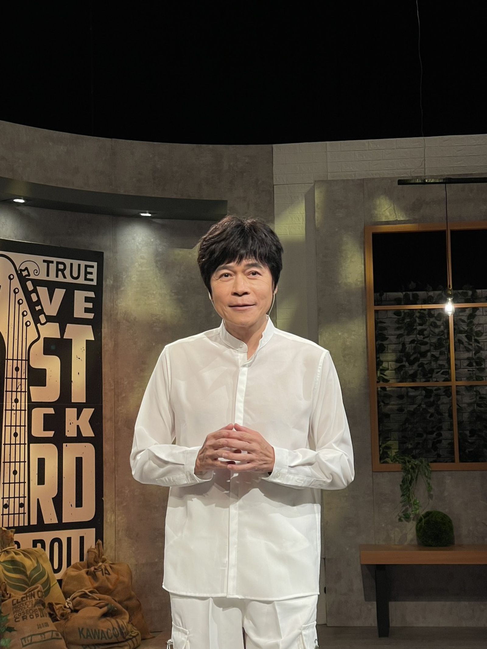 洪榮宏身穿薄紗展現健身成果。年代提供