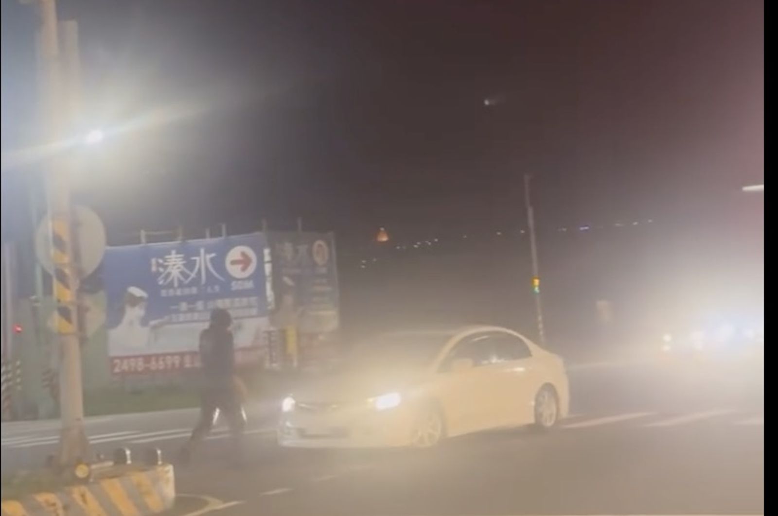 翁男持刀在路中攔車揮砍。翻攝Threads@karrennhu