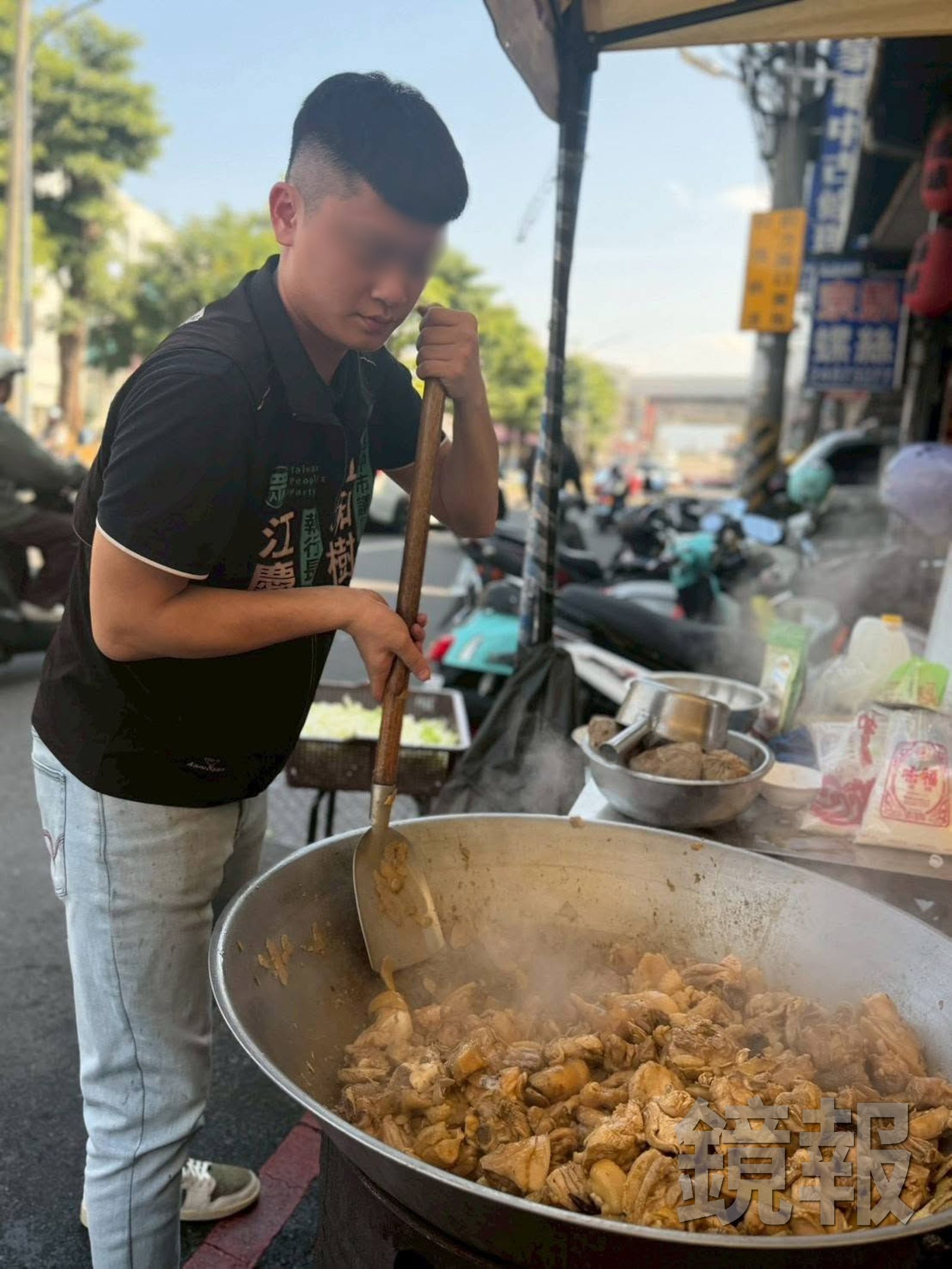 民眾黨台中市議員江和樹的兒子跟著父親跑行程、出席地方活動，培養人脈與服務經驗。圖／翻攝fb江和樹