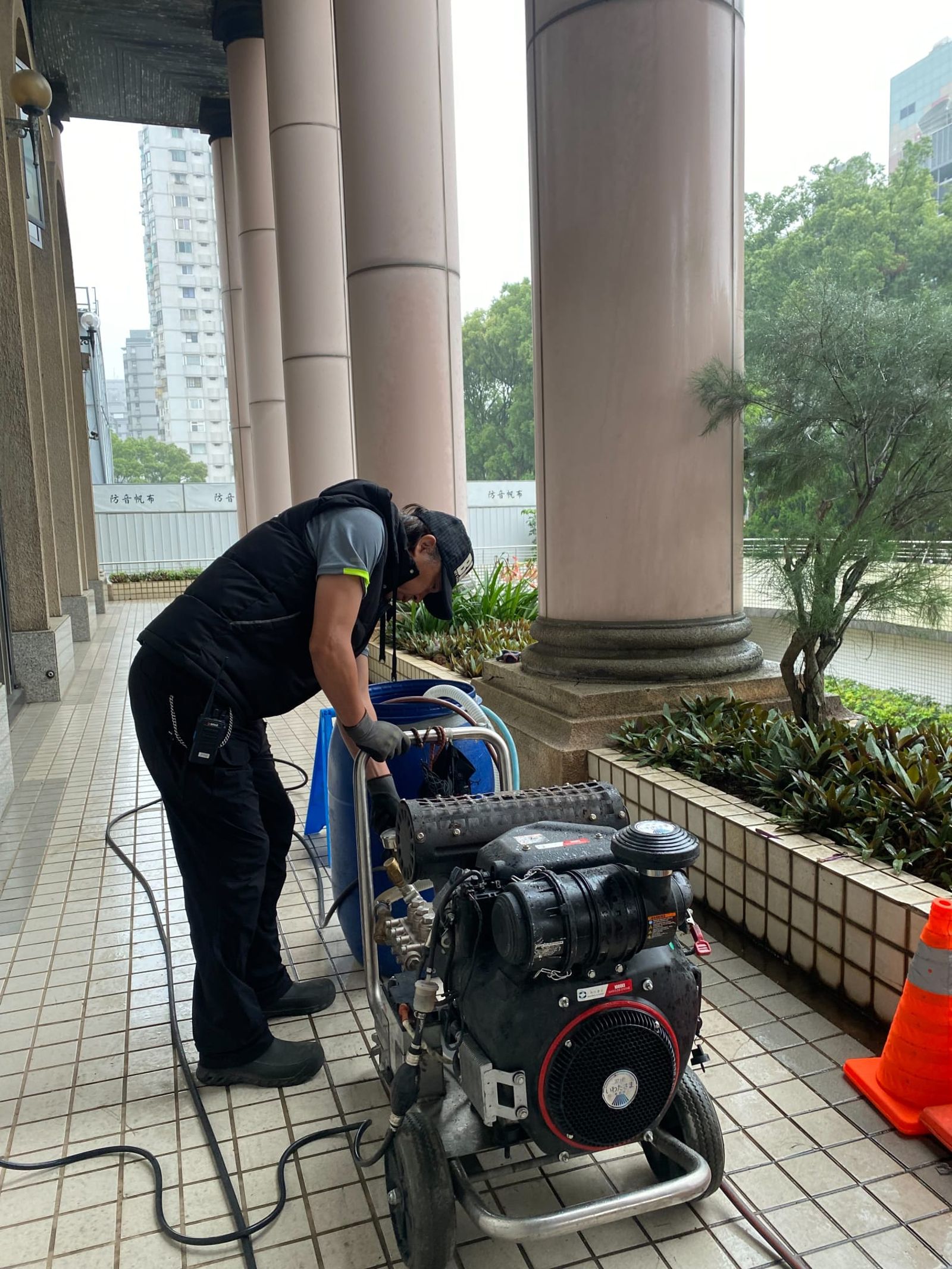 金剛身兼通水管技術員, 工作相當辛苦。酷通工程行提供