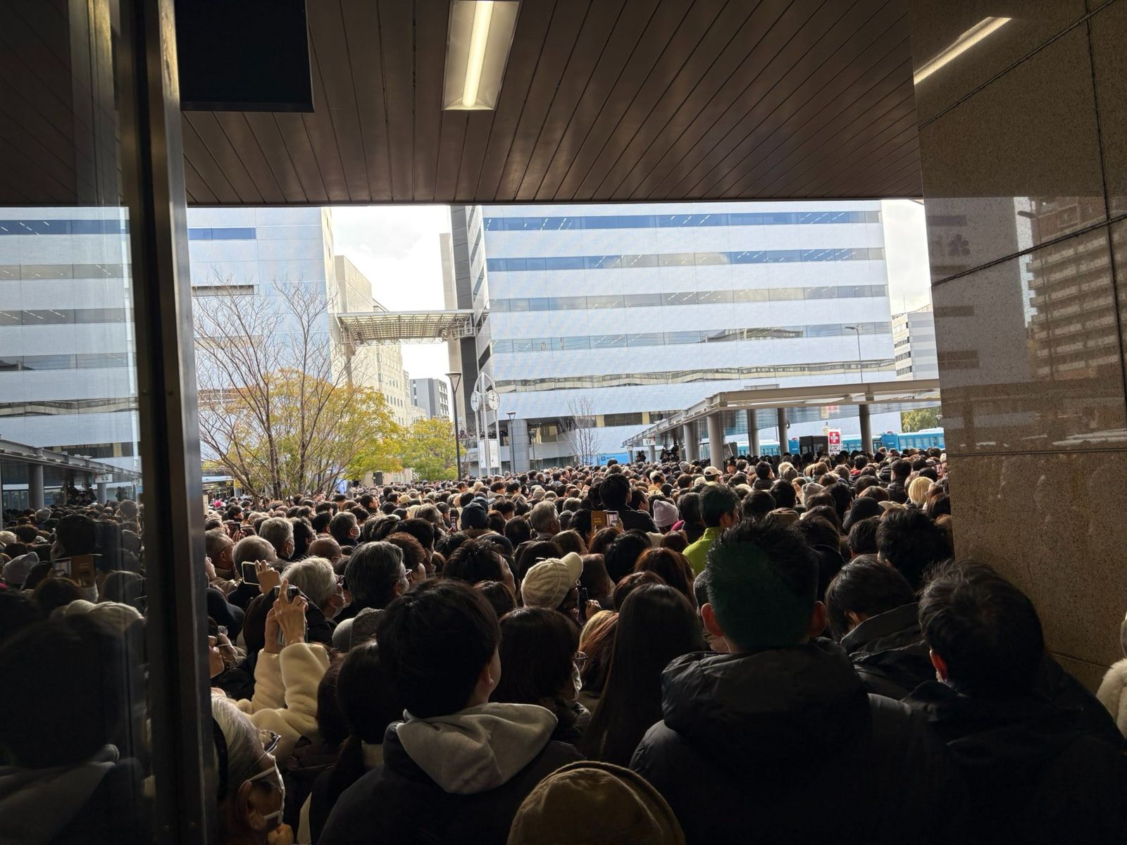 姬路車站擠滿人潮，聽高市宣講。圖／@Tatchan_hmj