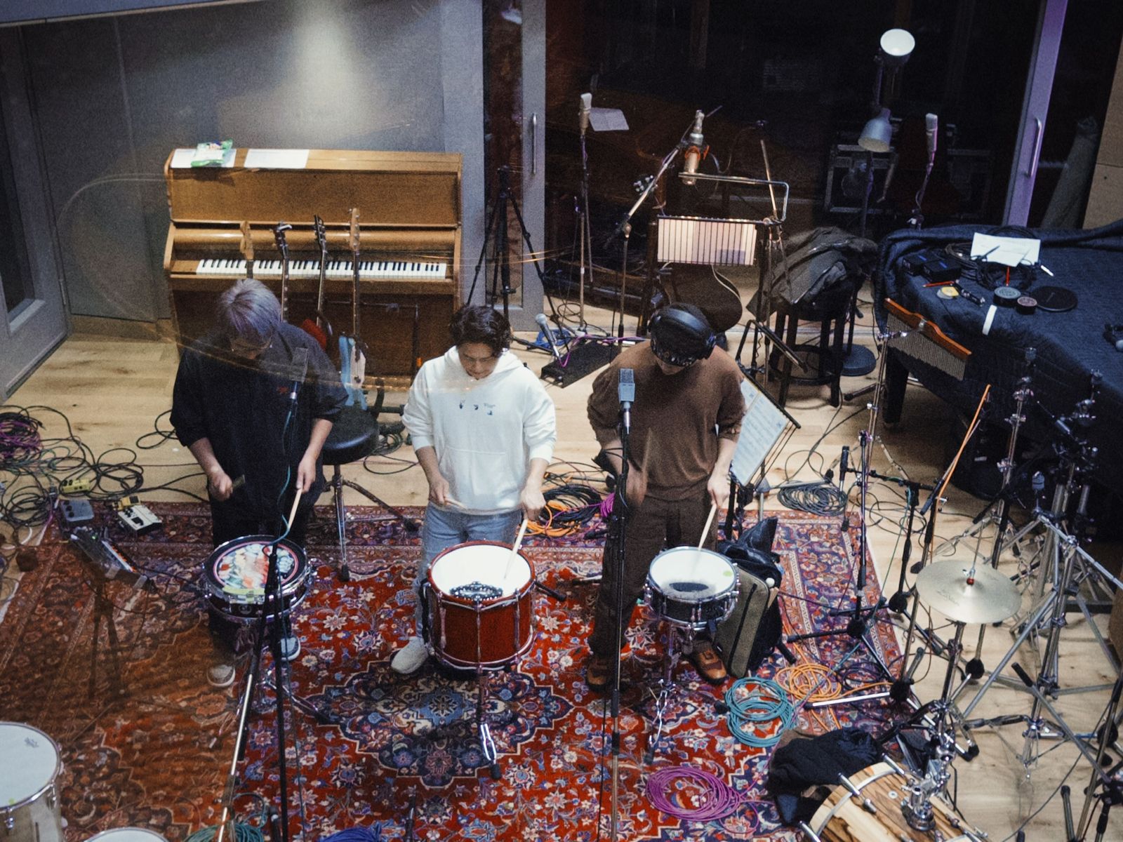 五月天石頭、瑪莎與告五人一起錄製〈快樂的事記不起〉。相信音樂提供