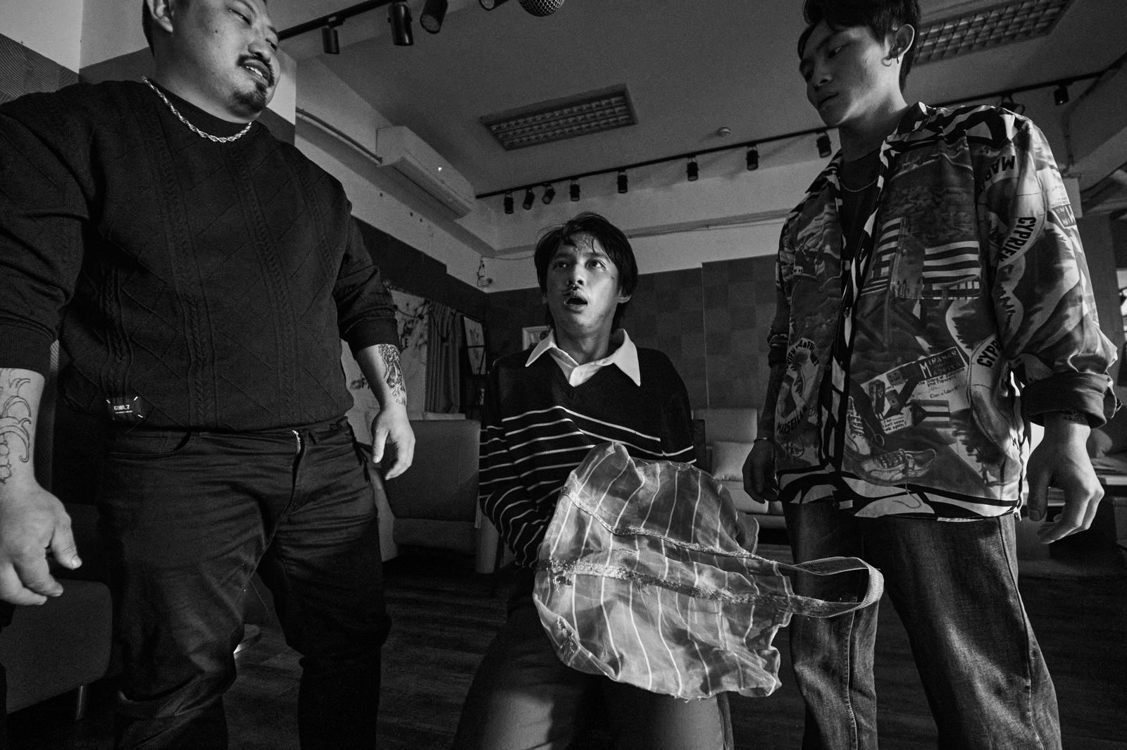 洪毓璟（中）《夾縫人生》中欠債被黑道追殺。公視台語台提供