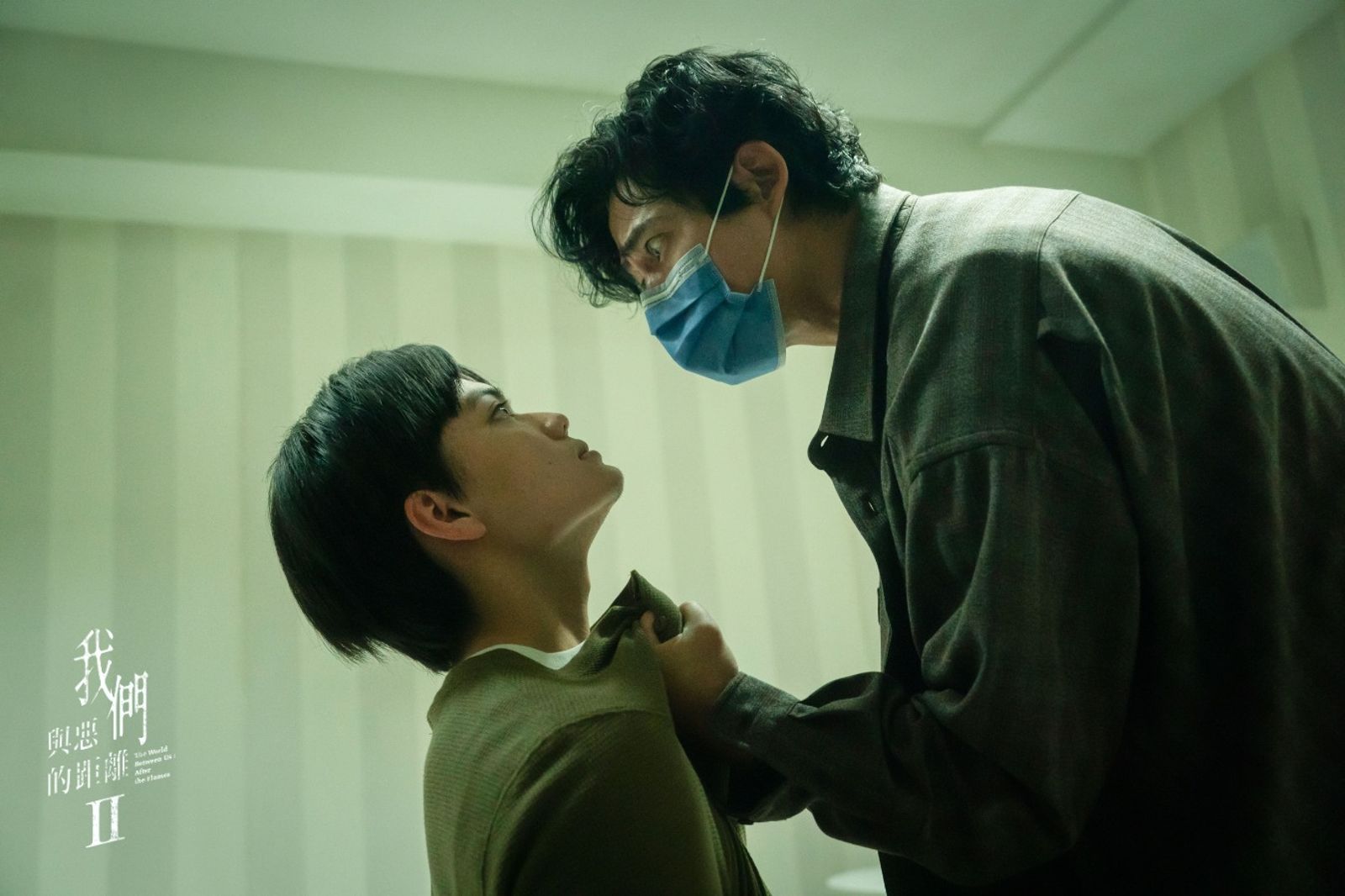 周渝民（右）在完結篇中差點揮拳痛毆劉子銓（左）。CATCHPLAY、公視、大慕可可提供