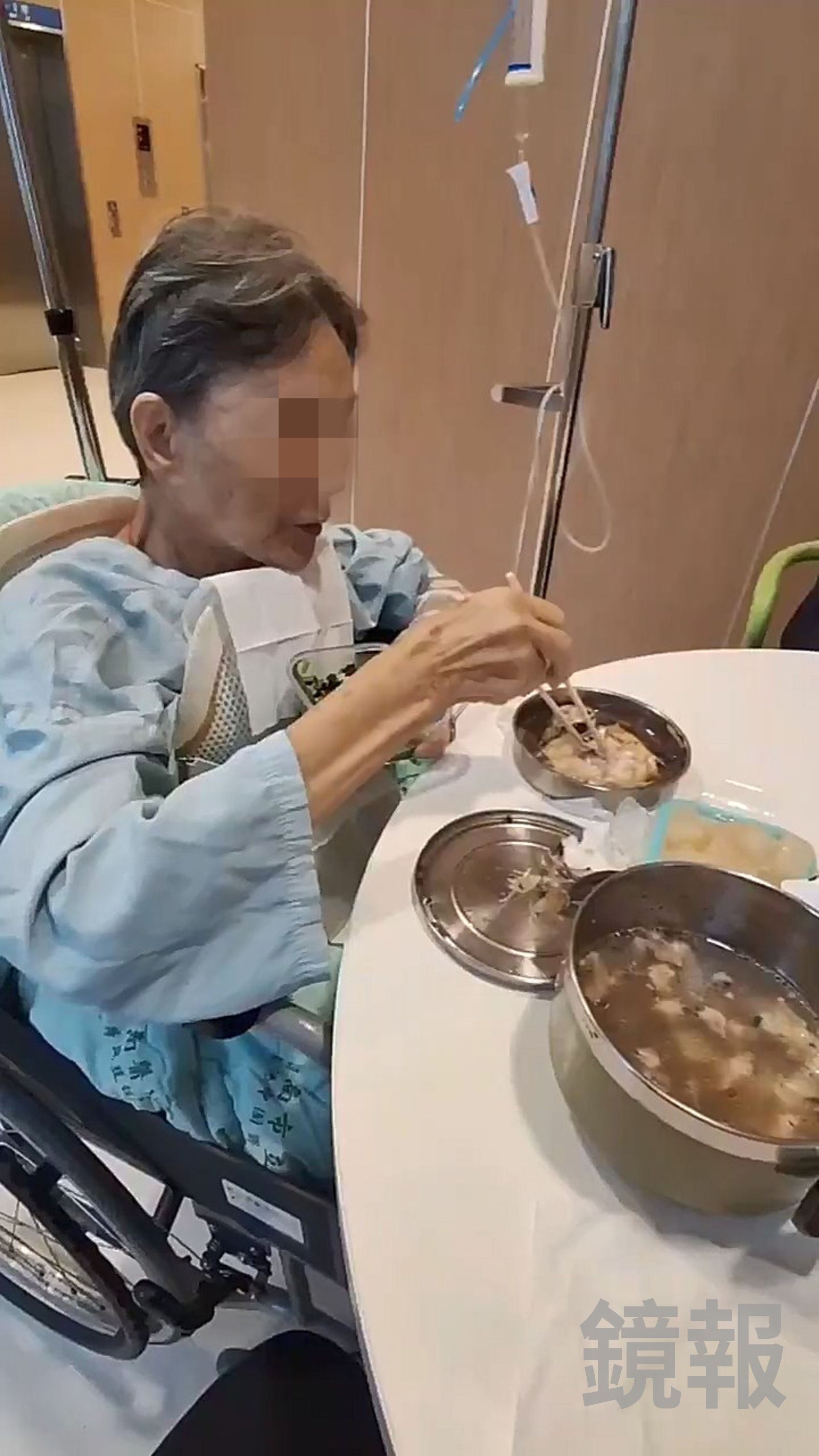 唐明德的姊弟說,母親生前來往醫院醫療與生活照護均由他們處理,唐明德鮮少關心。