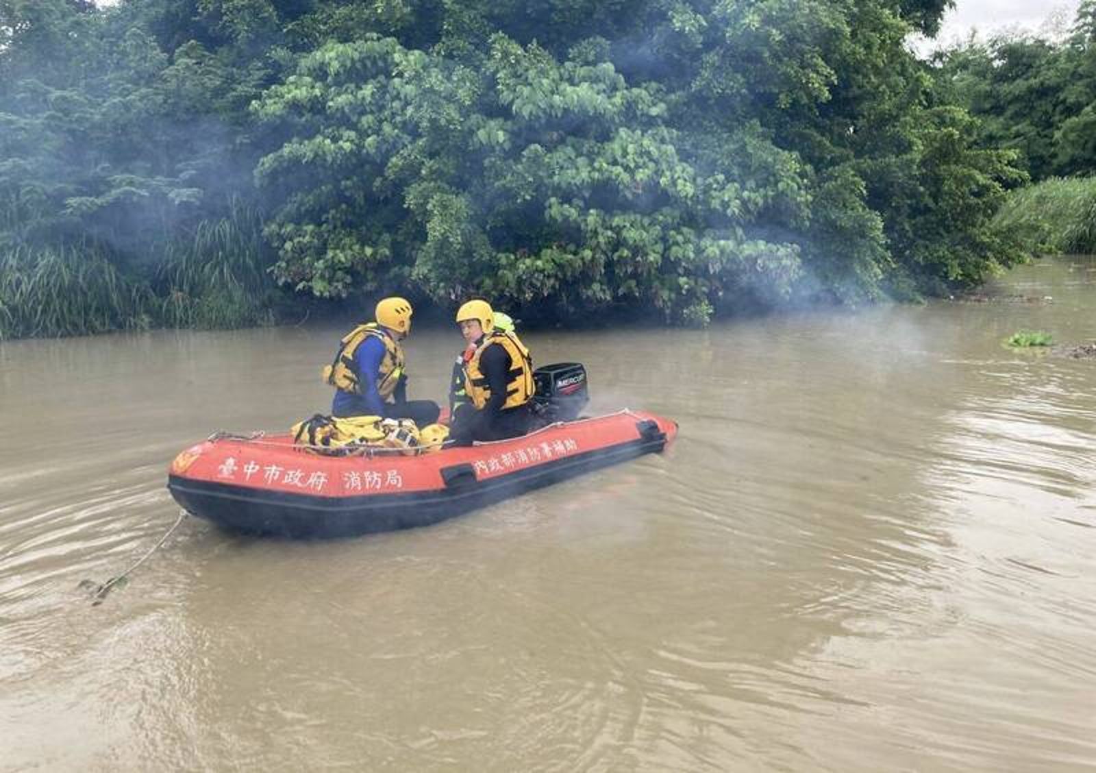 台中大肚溪暴漲沖毀便橋　13名移工受困沙洲清晨獲救