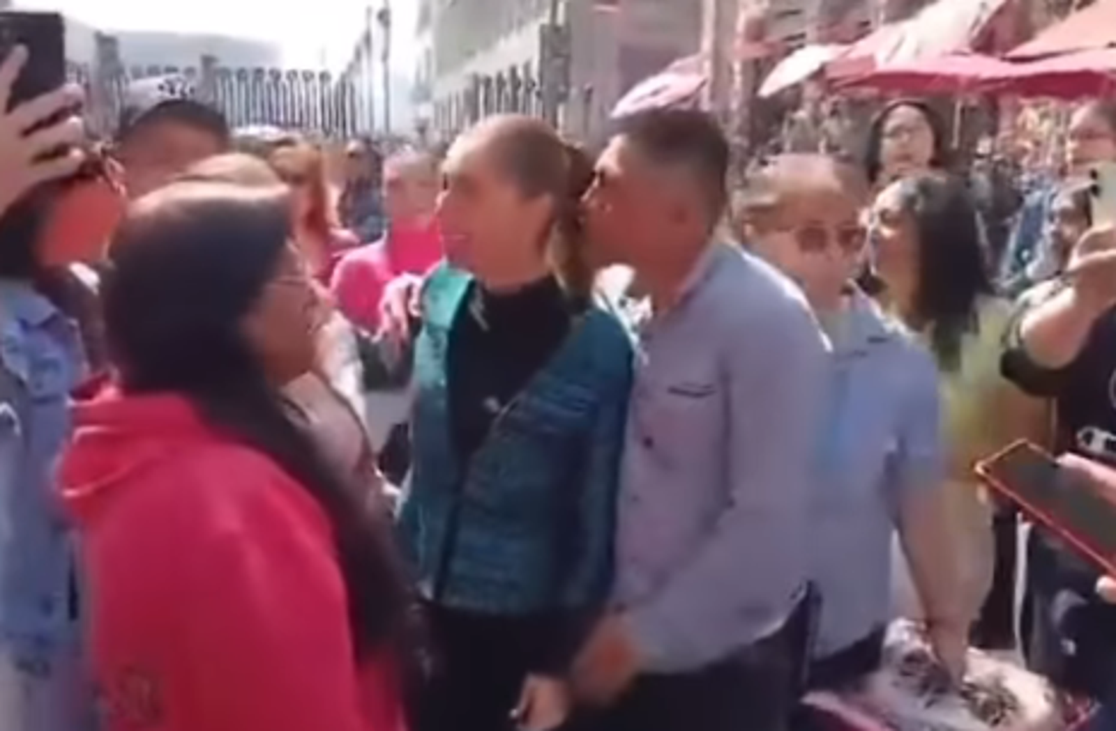 墨西哥女總統遭當街「強吻+襲胸」,隨扈姍姍來遲引眾怒。圖/翻攝自X