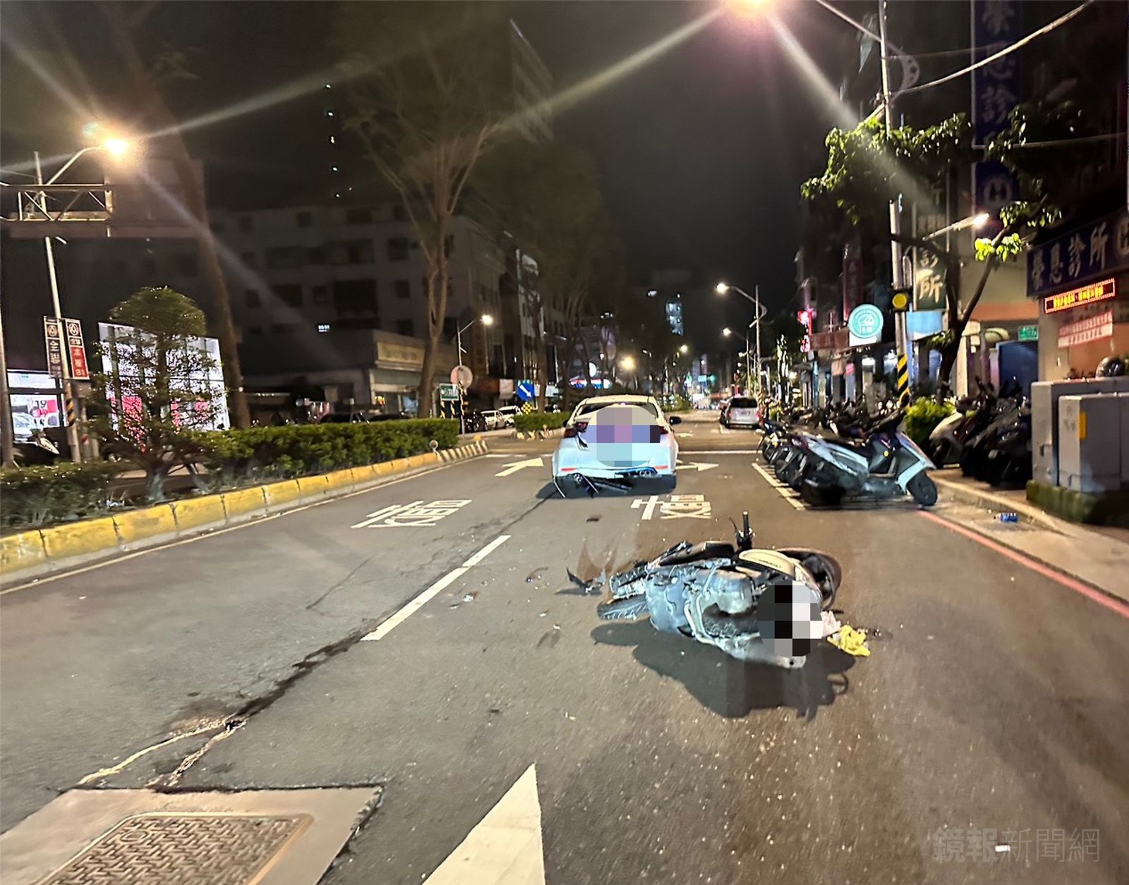 影/小黃違停載客 機車追撞騎士昏迷送醫