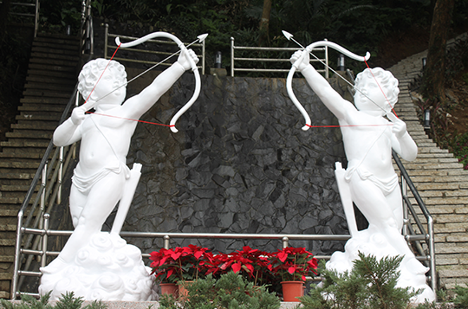 萬里月老廟入口竟然是兩尊大型邱比特雕像。（圖／下載自萬里月情月老廟官網）