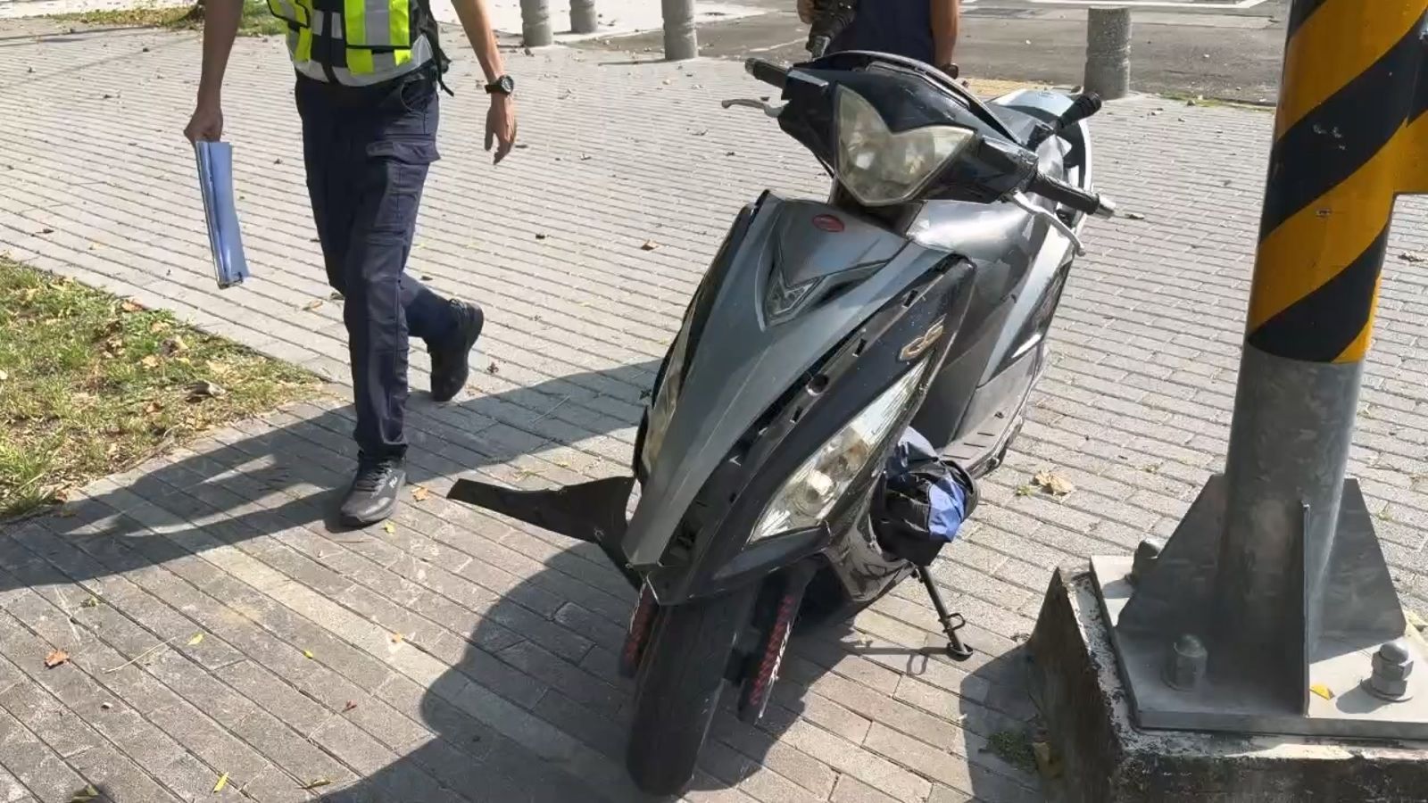 消防分隊長黃男騎乘的機車有明顯受損。圖／民眾提供