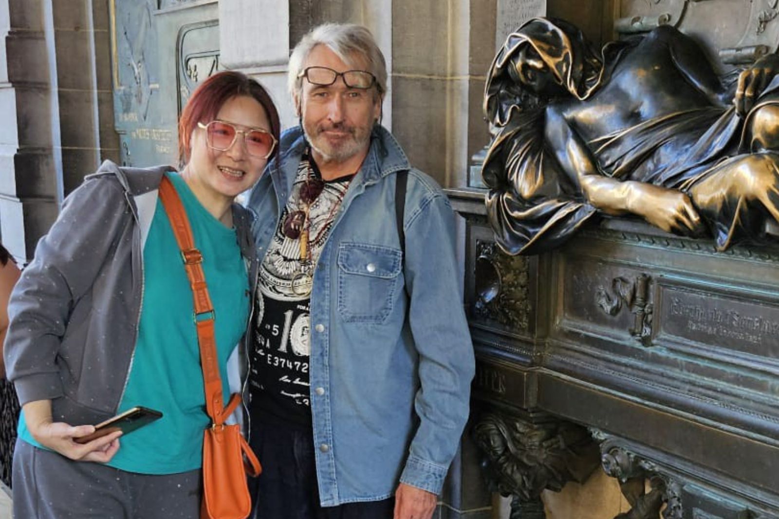 54歲寫真女星比利時老公猝逝！與繼子女為5億遺產開戰　捲謀殺遭搜查痛心喊被歧視：質疑我的愛