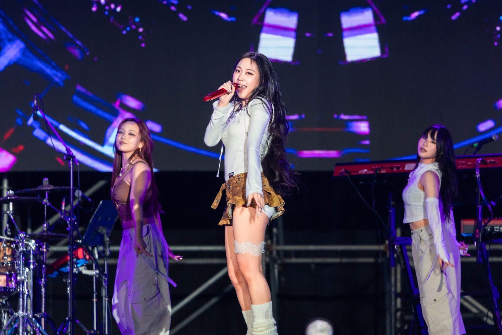 櫻花季秒變Ｗaterbomb！李泳知丟麥灑水帥炸　抖臀熱舞自信撂台語：哇水某？