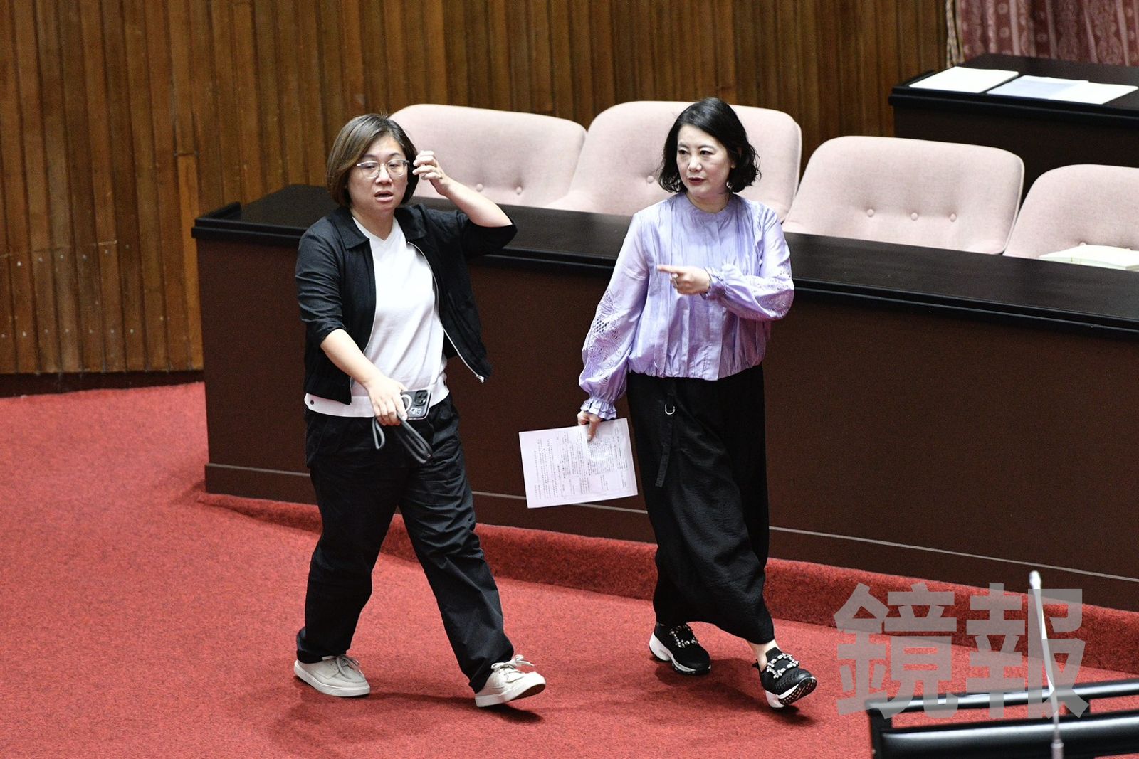 陳培瑜（左）和吳思瑤日前宣布請辭民進黨團幹部，今天是任期最後一天。（圖／李智為攝）