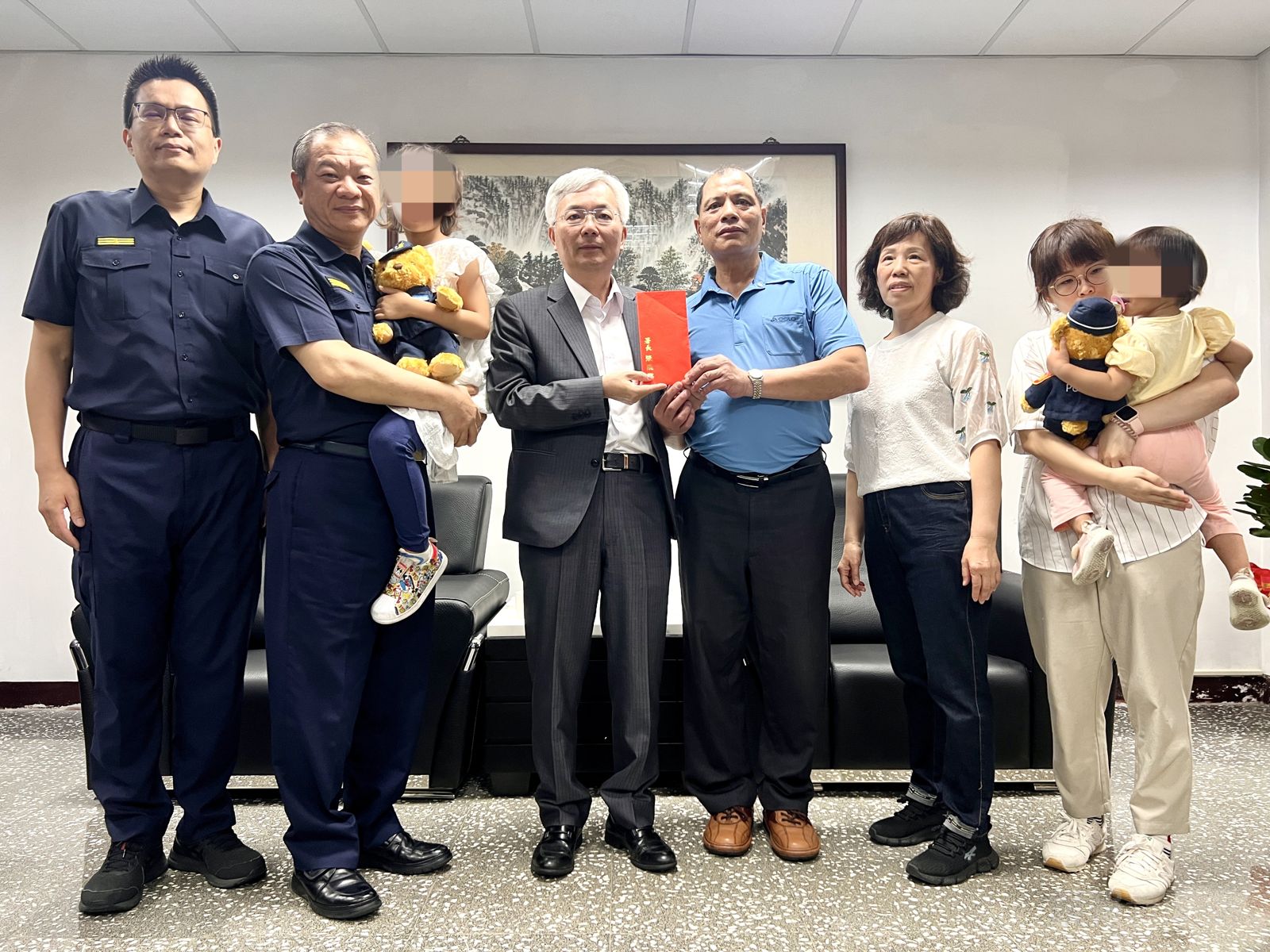 張榮興致贈慰問金給劉宗鑫家屬。呂健豪攝