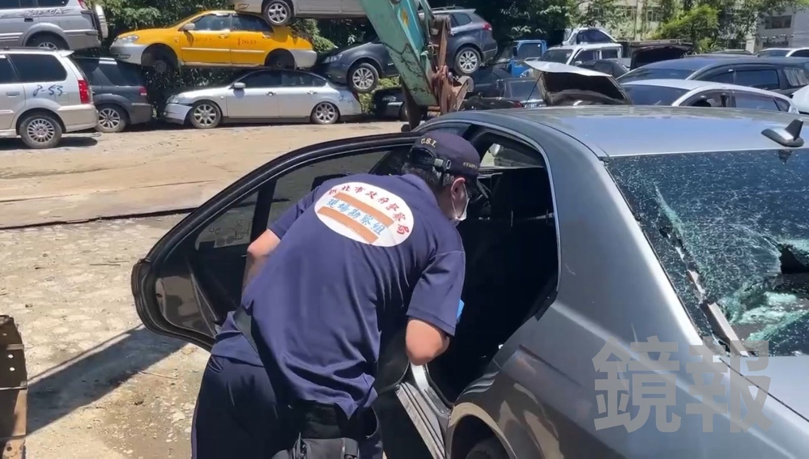 鑑識小組對被害車輛進行採證。翻攝畫面